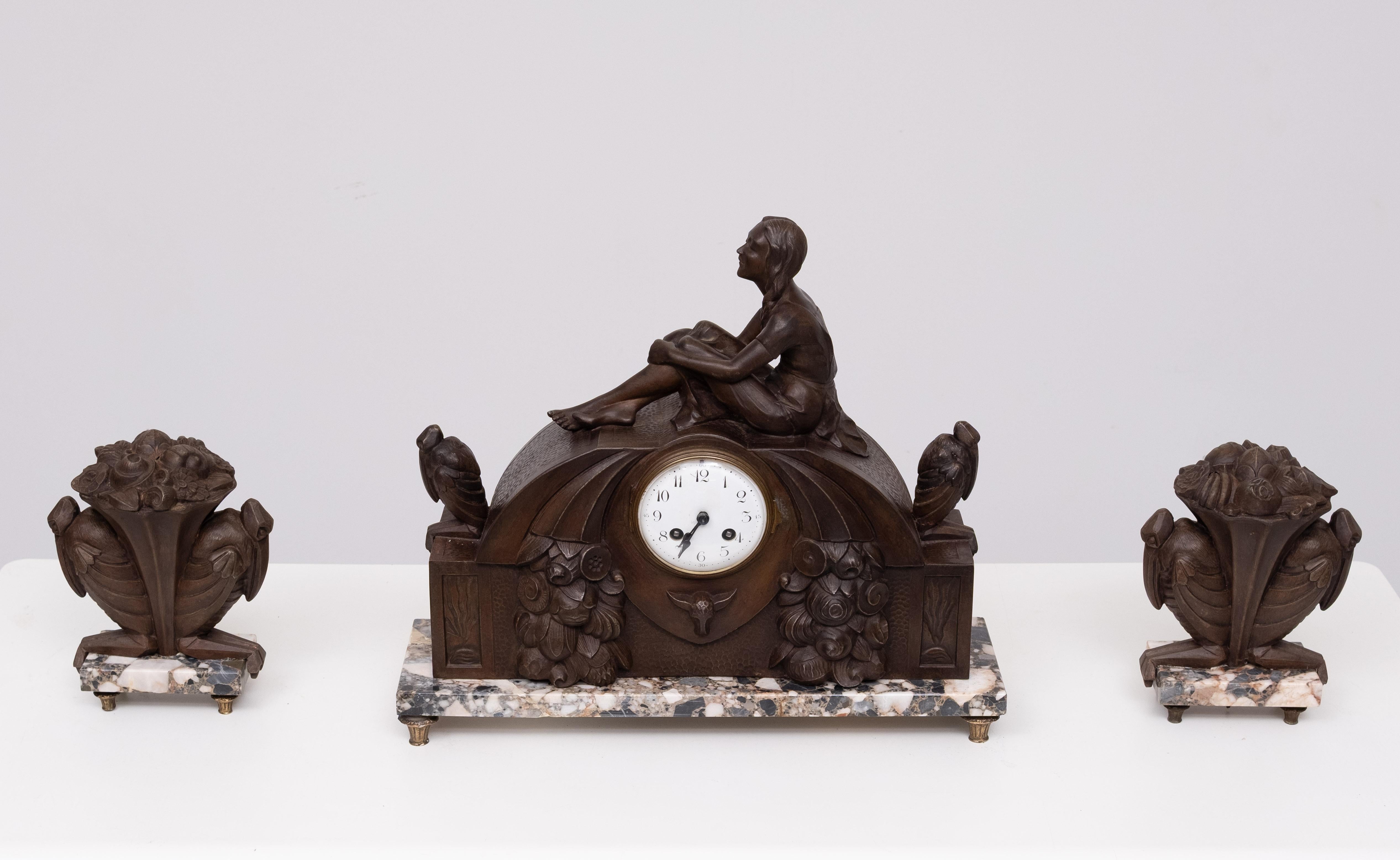 Reloj Art Decó francés con pájaros estilizados y guarnición 1925 Francés en venta