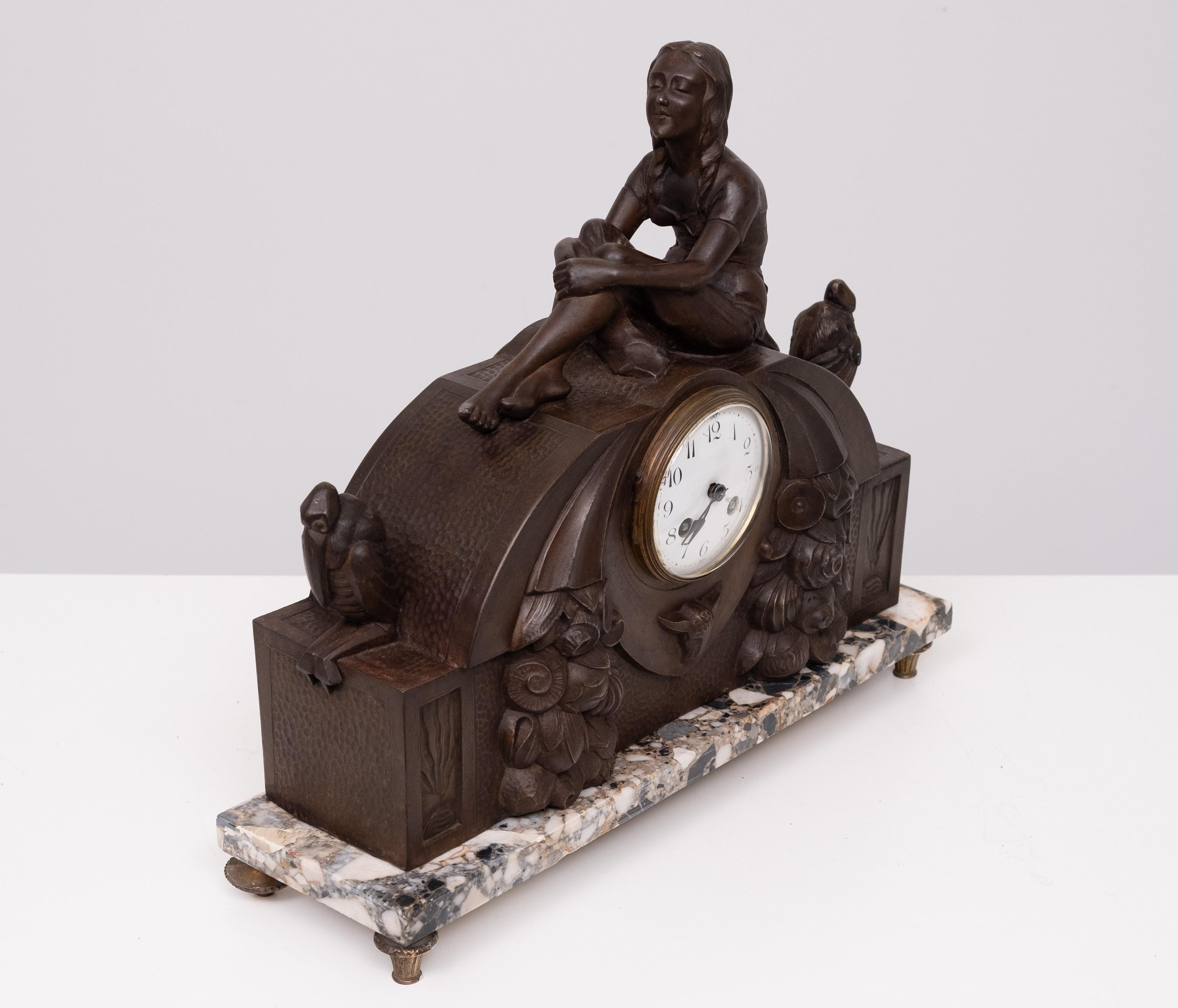 Reloj Art Decó francés con pájaros estilizados y guarnición 1925 en Bueno estado para la venta en Den Haag, NL