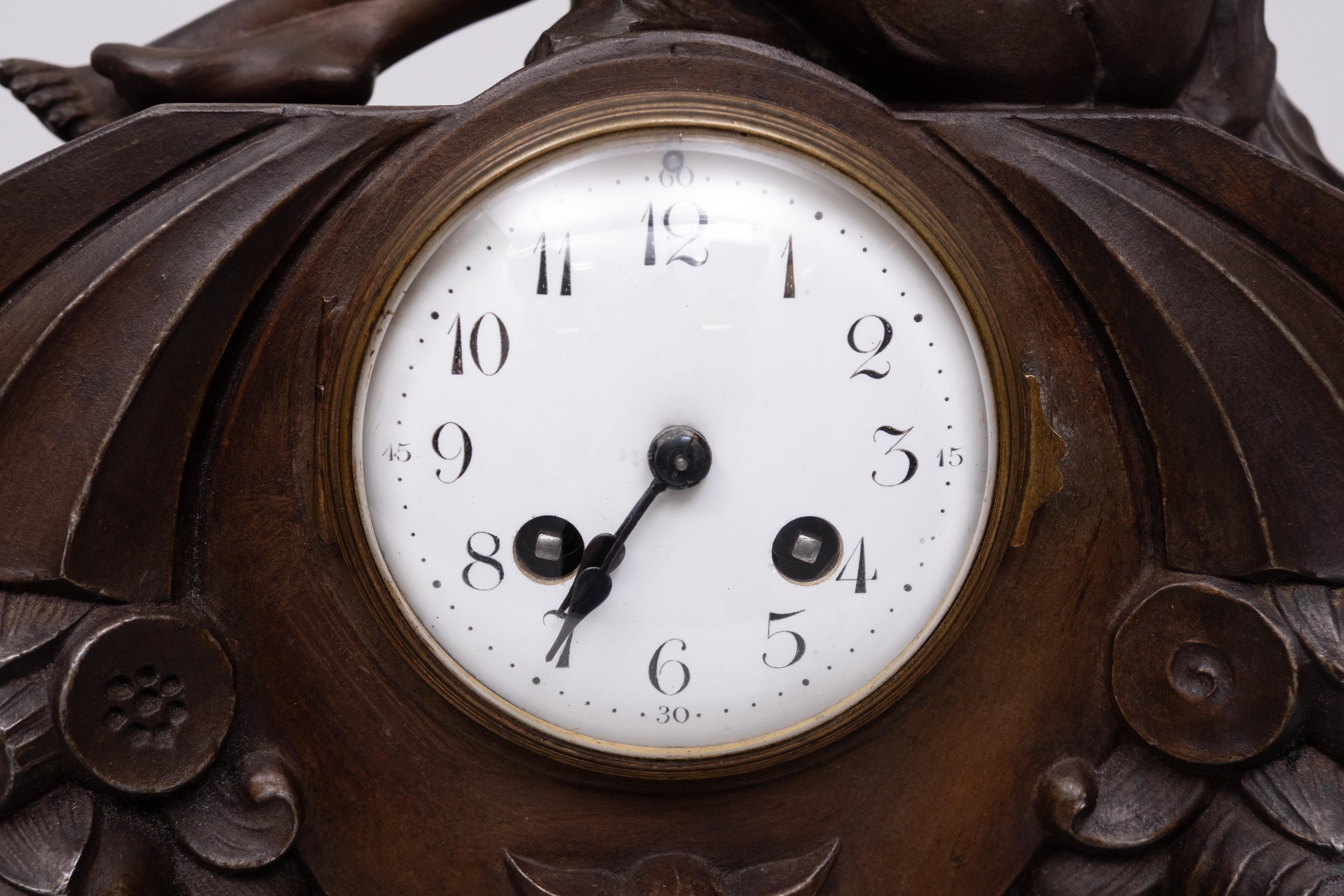 Reloj Art Decó francés con pájaros estilizados y guarnición 1925 en venta 2