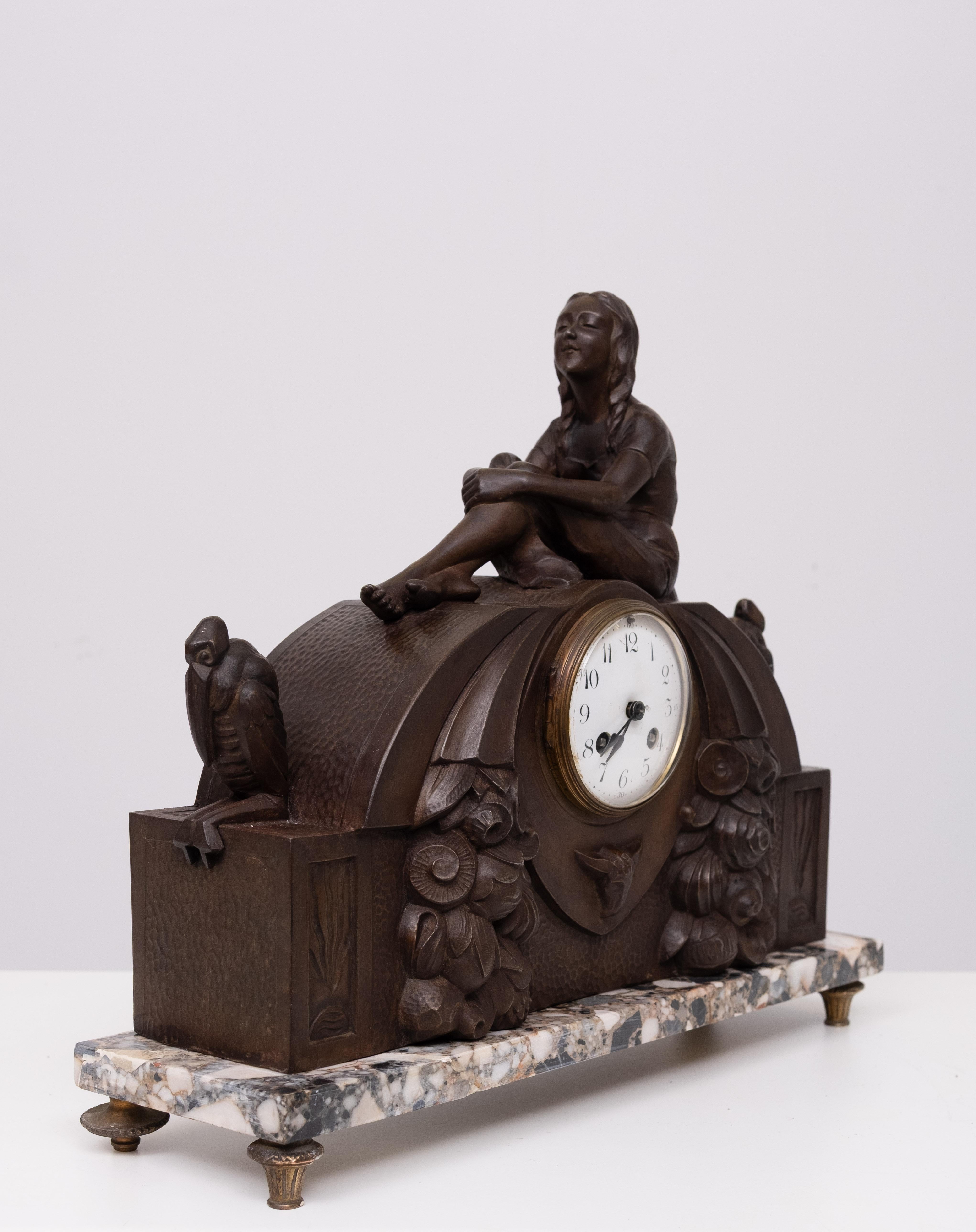 Reloj Art Decó francés con pájaros estilizados y guarnición 1925 en venta 3