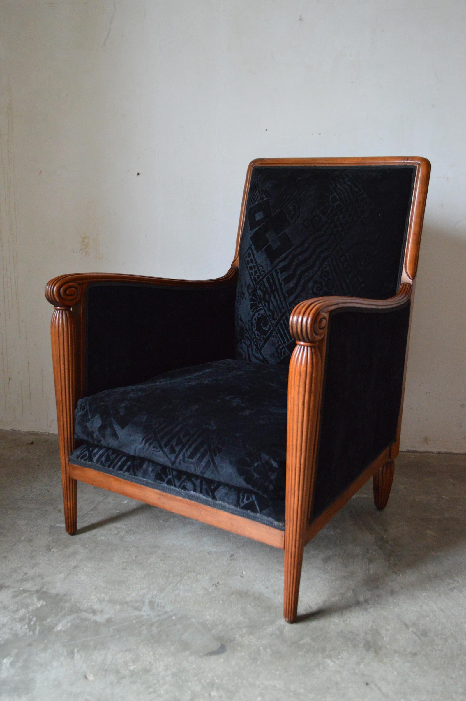 Wonderful armchair.

Armrests in the shape of crosses, feet columns, canellated / fluted.
Beautiful fabric Art Deco pattern velvet fabric, very good condition.

French Art Deco, attributed to Maurice Dufrène (1876-1955),

circa 1925.

In