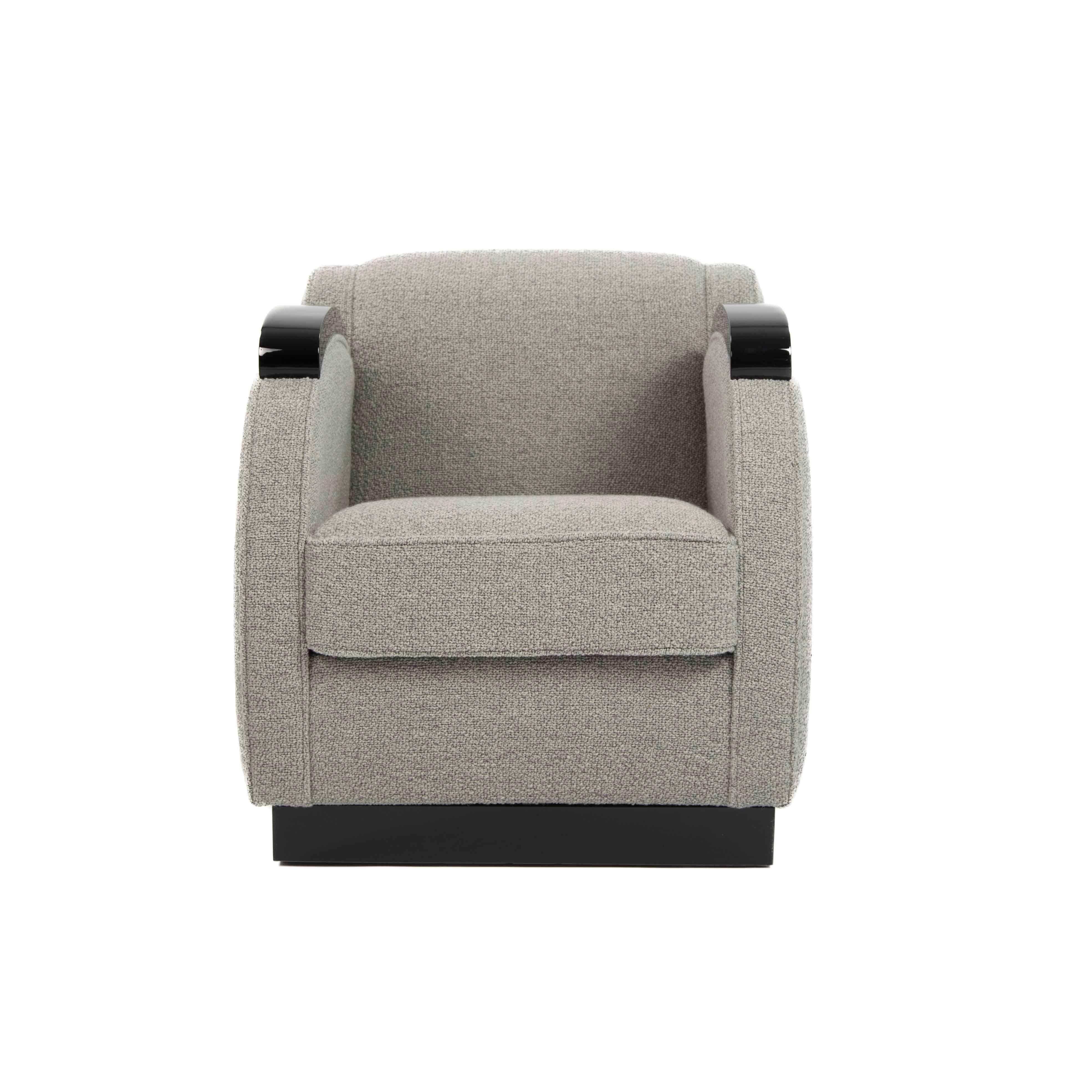 Sedia da club Art Déco francese Laccato nero lucido e tessuto bouclé grigio, anni '30

Sedia club cubista Art Deco con braccioli curvi su una base dritta.
La struttura in legno è stata completamente rilaccata in nero,
la tappezzeria è stata
