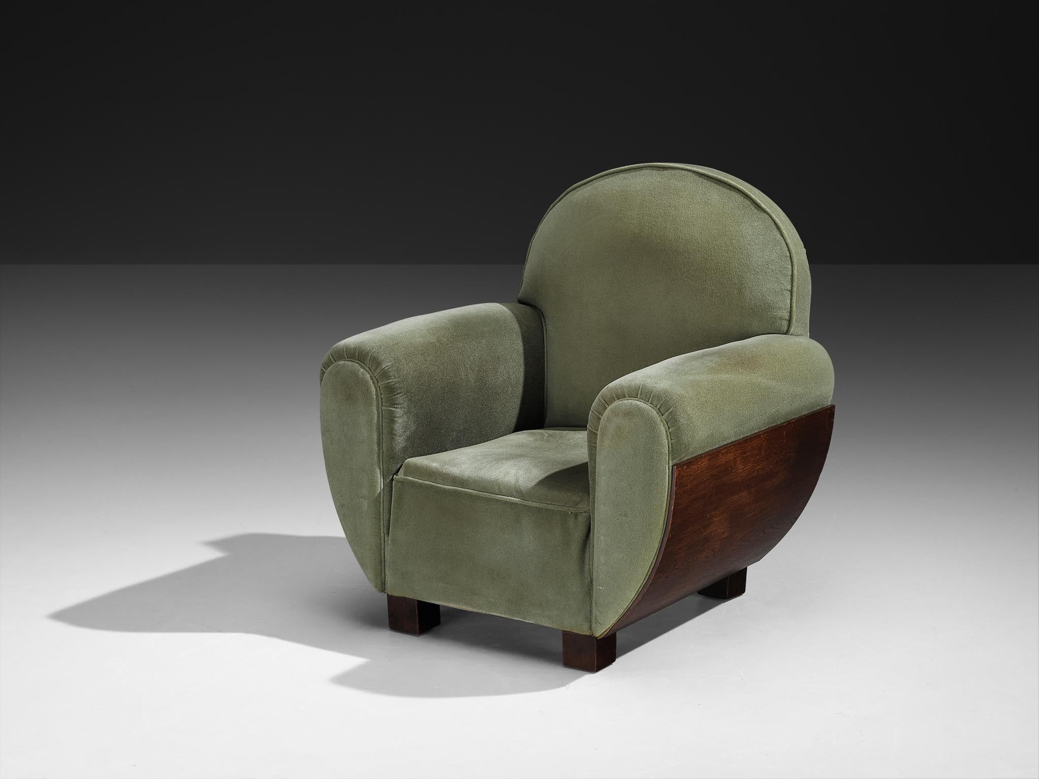 Butaca, roble, tela, Francia, años 30

Esta llamativa tumbona es un ejemplo excepcional del diseño Art Déco francés de los años 30. Caracterizada por su geometría y el contraste de sus materiales, la silla rezuma comodidad y sofisticación. Su