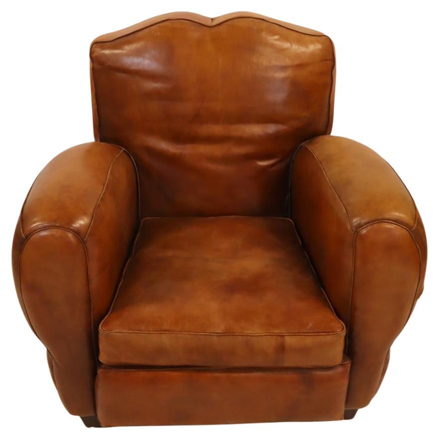 Si tratta di una grande coppia di sedie da club in pelle Art Déco francese del XX secolo. Queste sedie risalgono alla metà del secolo scorso ed esemplificano la raffinata maestria artigianale e il design orientato al comfort dell'epoca. Le sedie