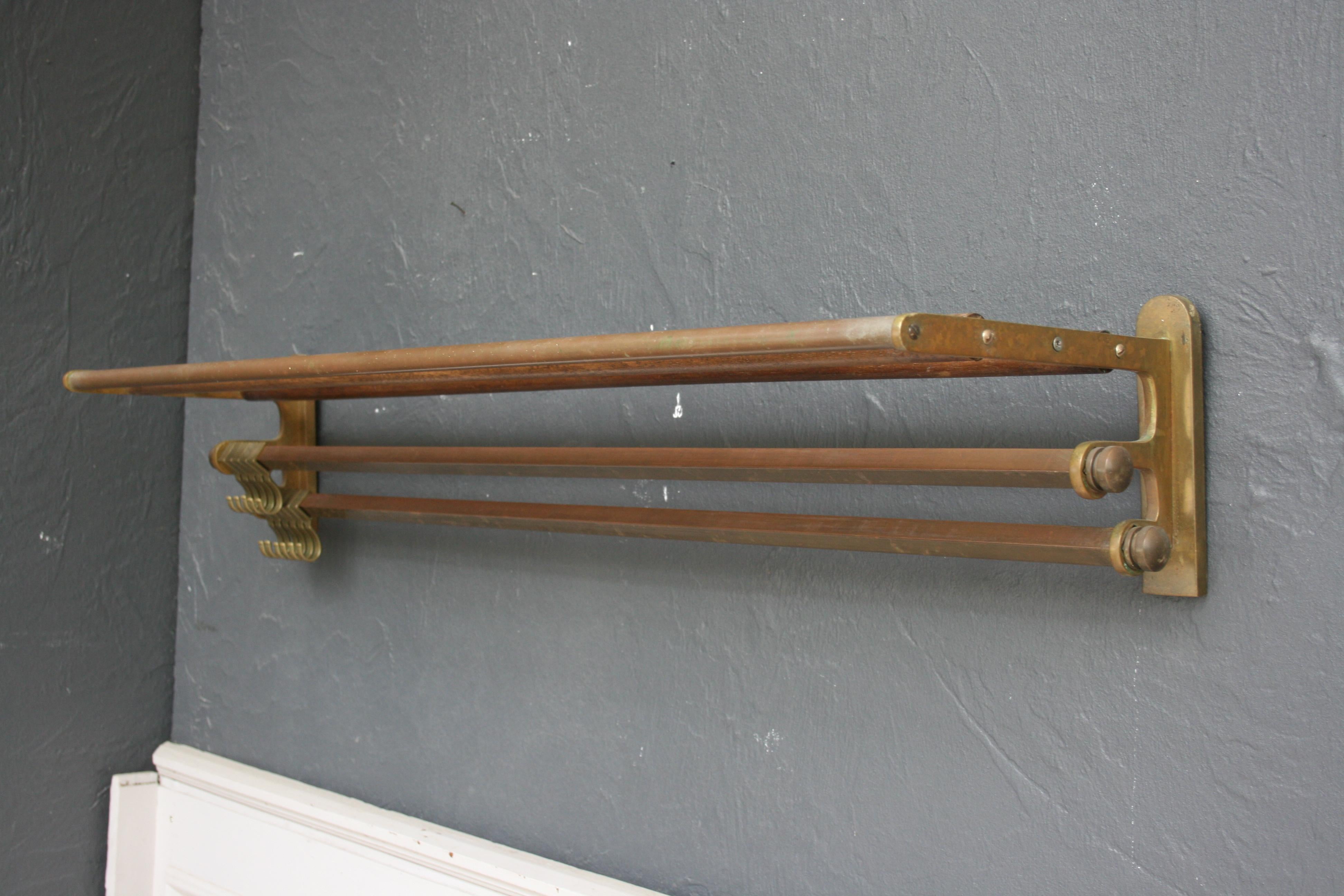 French Art Deco brass rack with a total of 11 moveable hooks on 2 rails and hat shelf, circa from the 1920s.
2 bars of the hat shelf were replaced by wooden bars (see pictures).

Dimensions:
17 cm high / 6,69 inch high,
99 cm wide / 38,97 inch