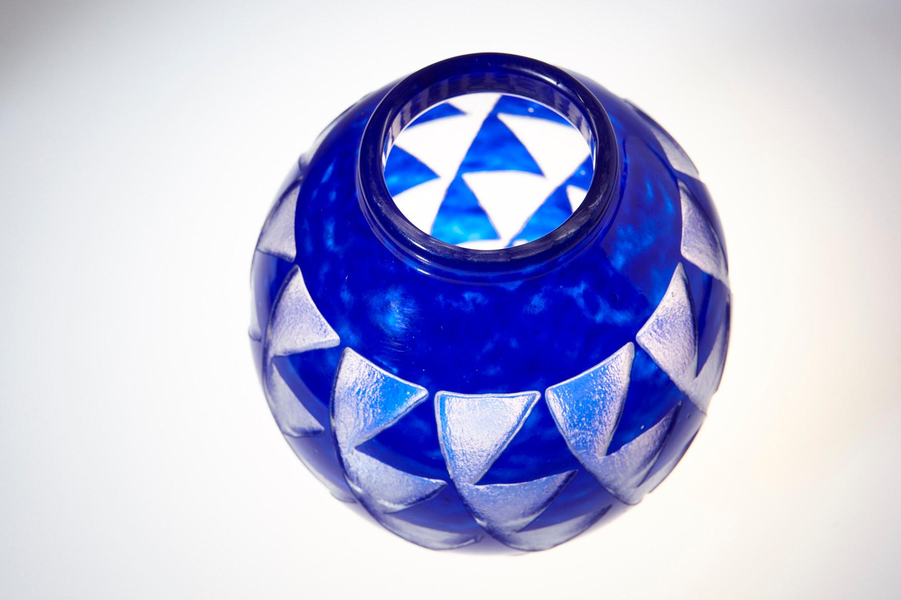 French Art Deco Cobalt Blue Sandblasted Glass Vase by David Gueron for Degué In Good Condition For Sale In Aramits, Nouvelle-Aquitaine