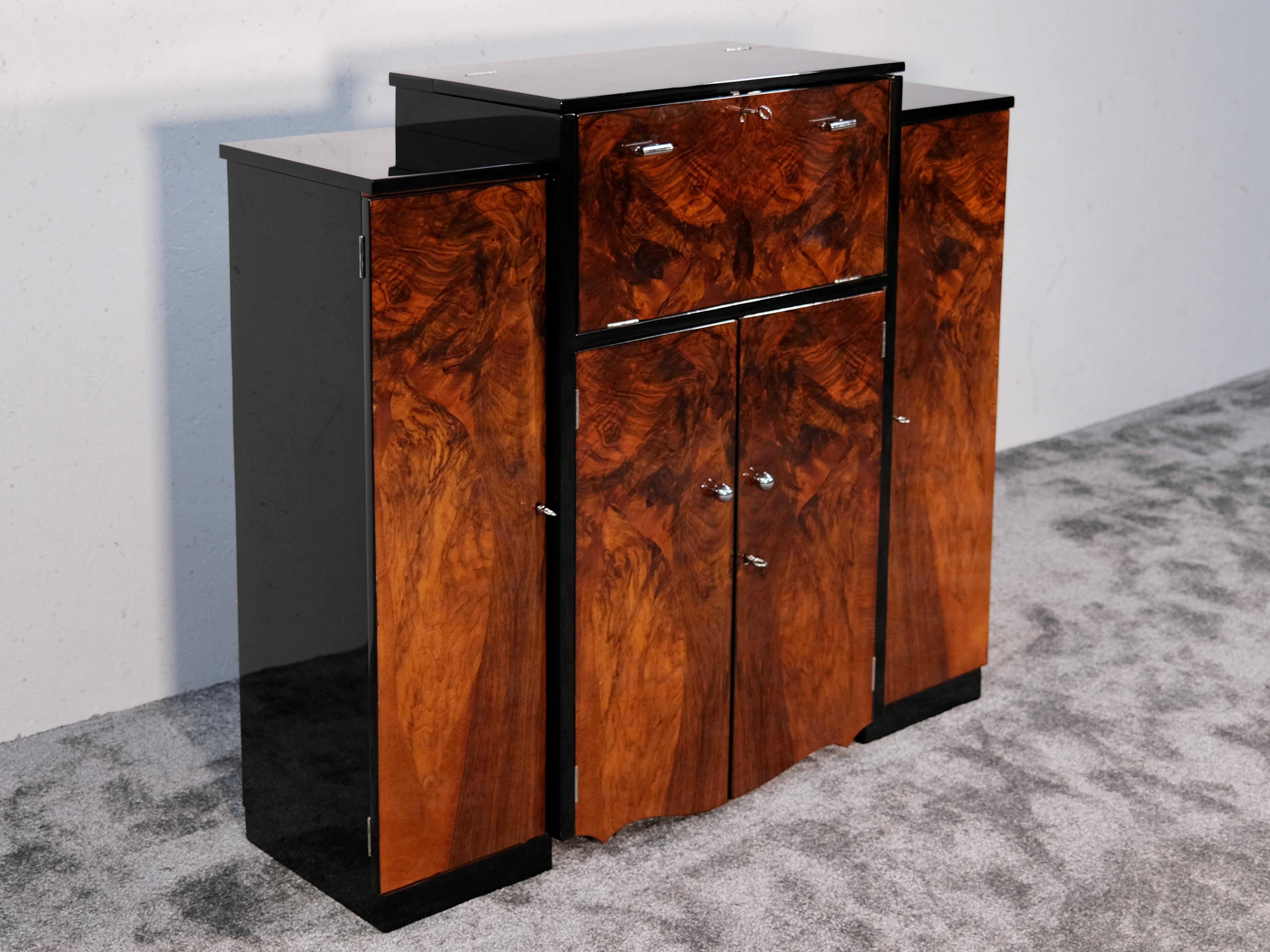 French Art Deco Cocktail Bar Cabinet in Black Lacquer and Nut Wood, 1930s For Sale 5