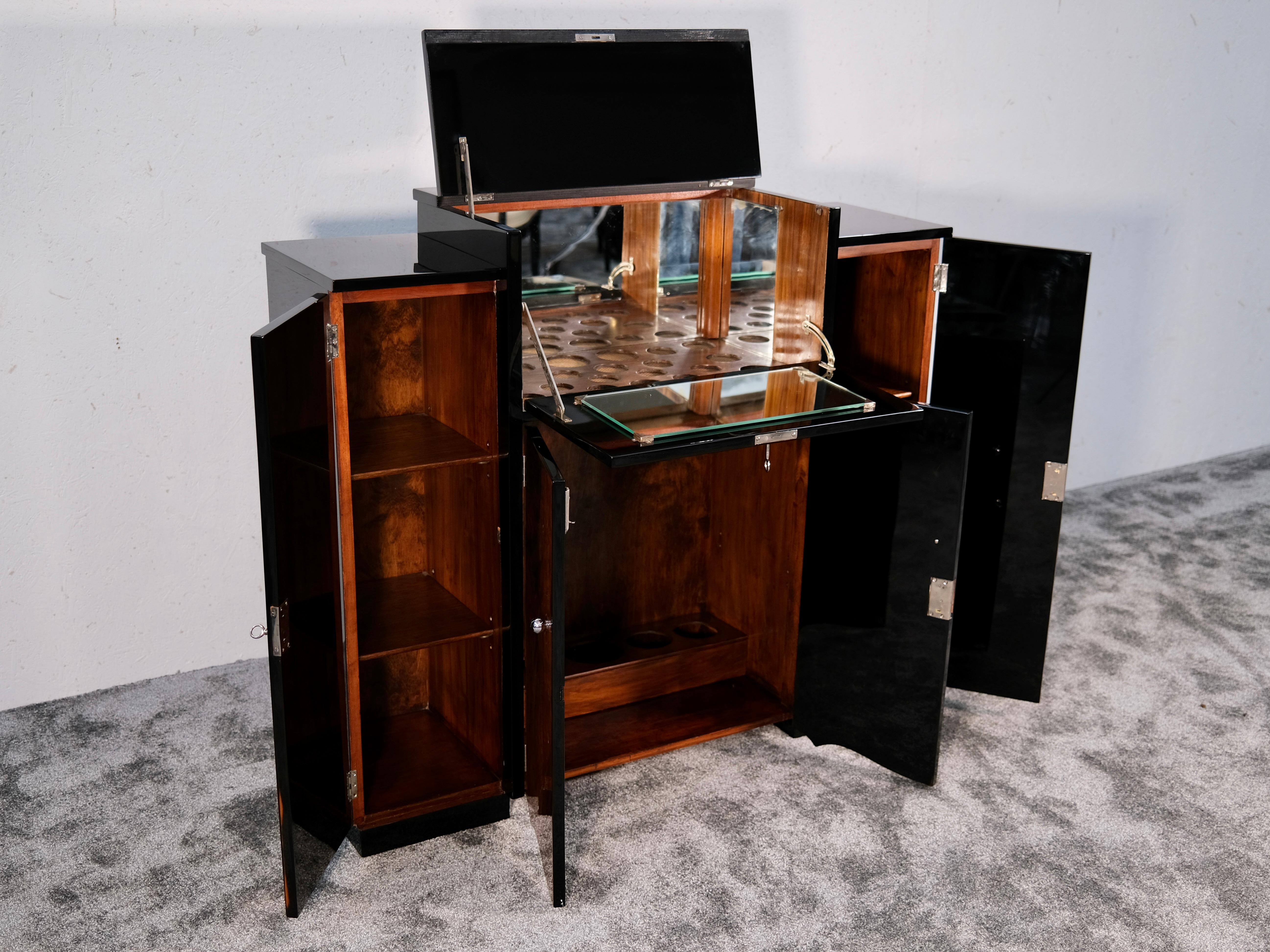 French Art Deco Cocktail Bar Cabinet in Black Lacquer and Nut Wood, 1930s For Sale 1