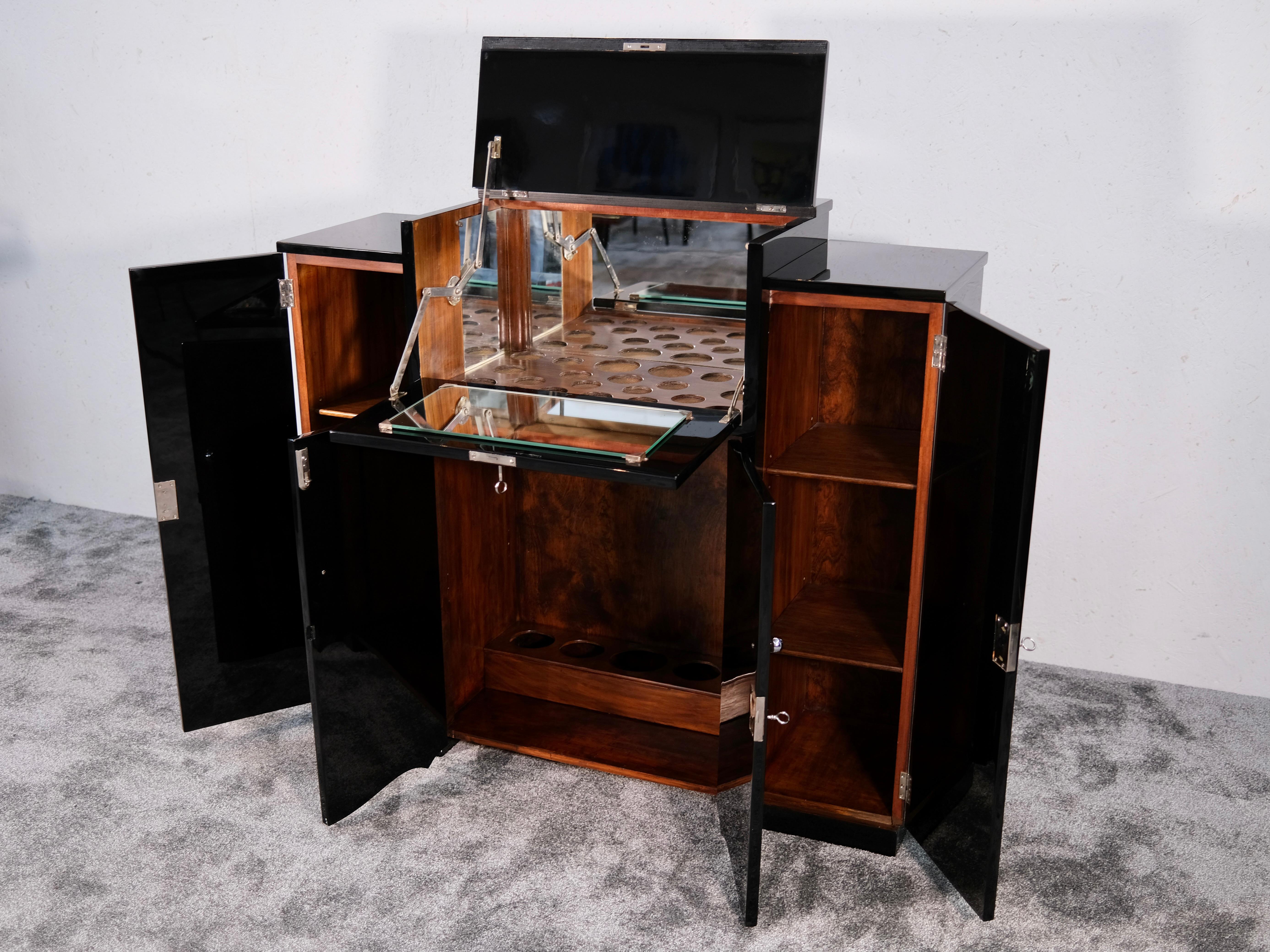 French Art Deco Cocktail Bar Cabinet in Black Lacquer and Nut Wood, 1930s For Sale 2