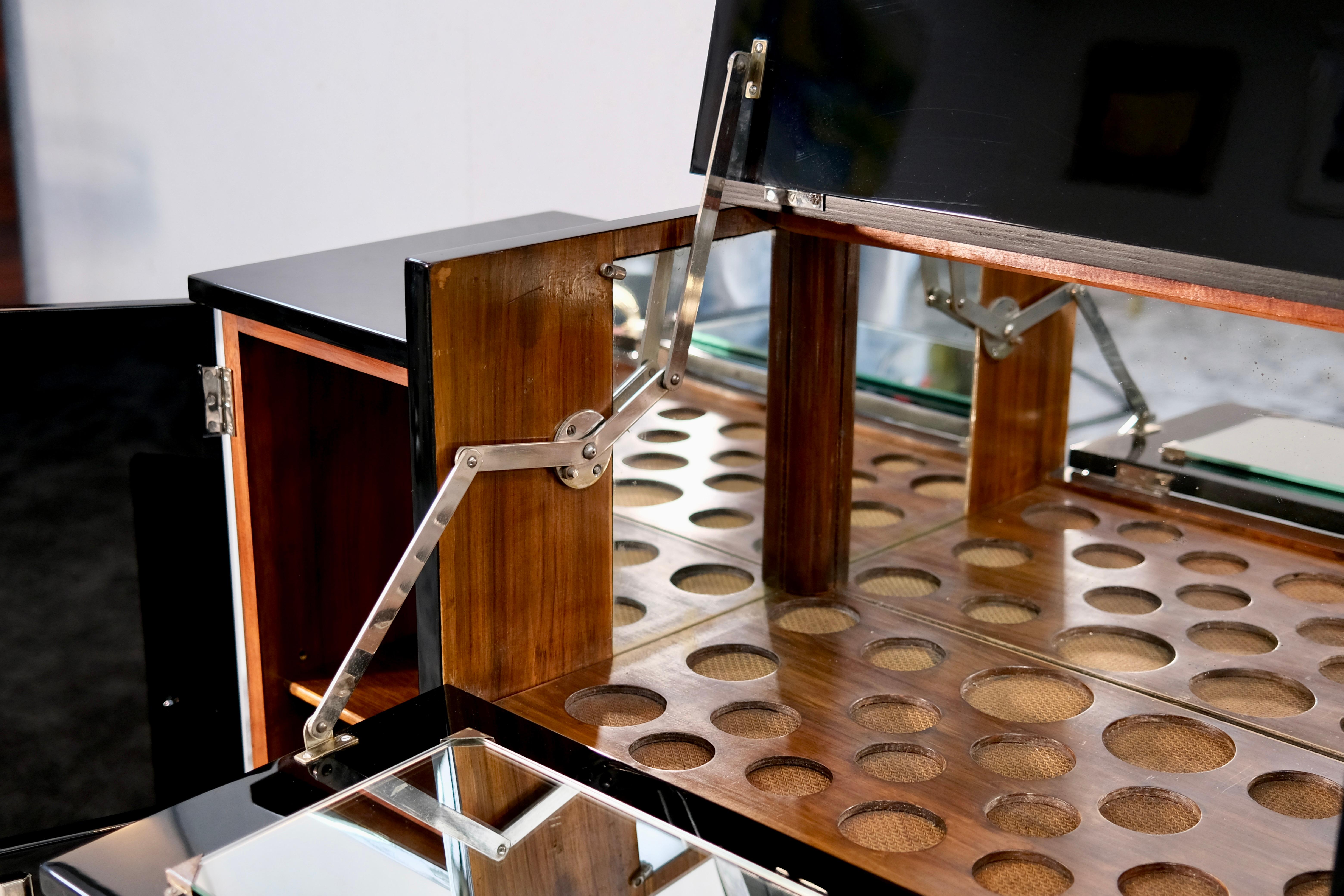 French Art Deco Cocktail Bar Cabinet in Black Lacquer and Nut Wood, 1930s For Sale 3