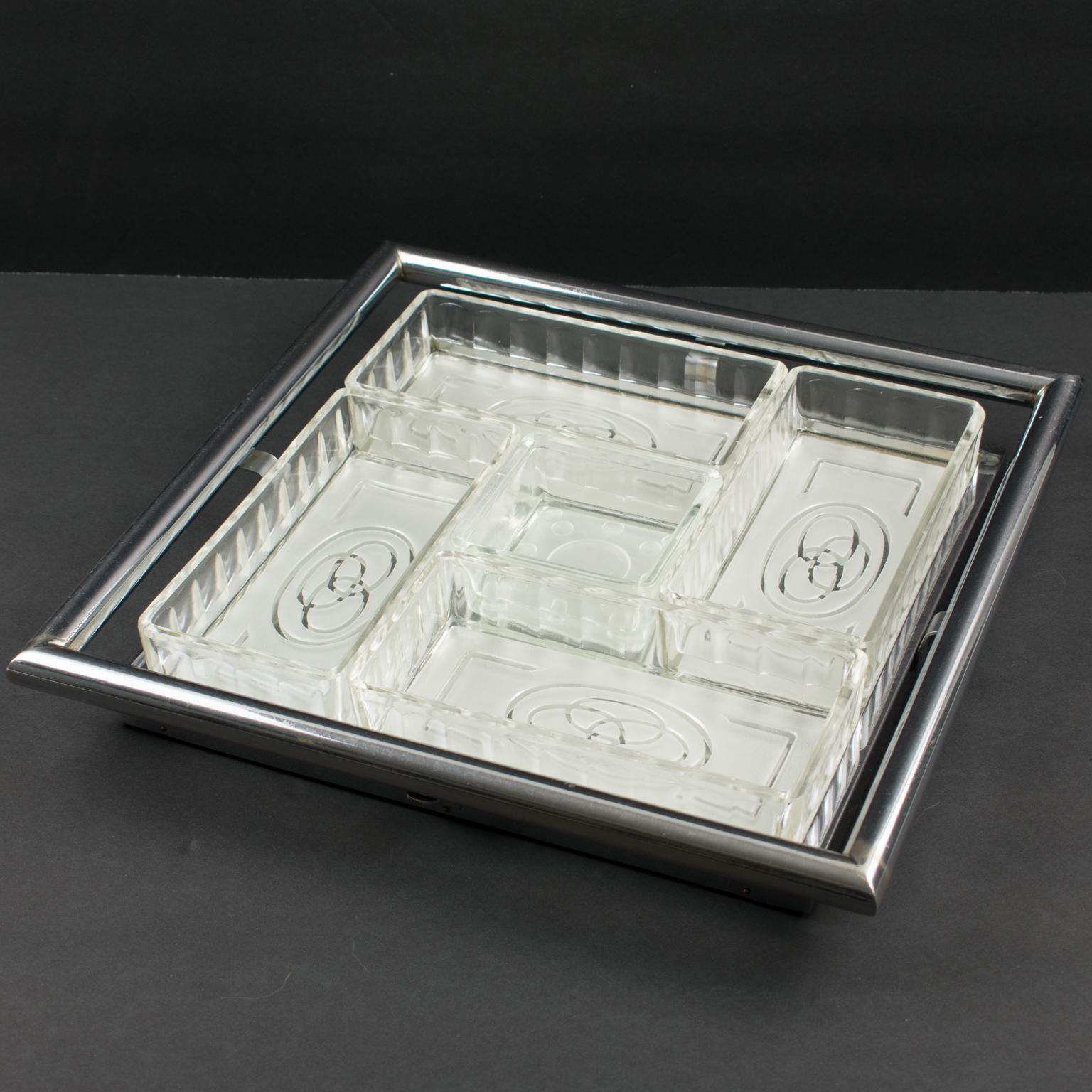 Lovely French Art Deco barware serving set for hors d'oeuvres, cocktail, snacks or appetizers. Square shape, featuring a mirrored glass serving tray with chrome gallery. Five serving dishes for vegetables, olives or nuts, in molded-glass with an