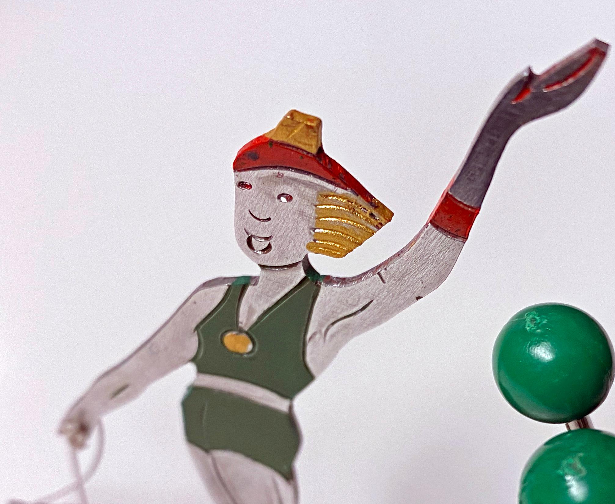 Very rare French Art Deco cocktail picks set, probably Sudre, circa 1930. White metal figural cocktail pick stand featuring a female skier with 6 pullout / pull-out cocktail picks, green plastic sphere terminals, as barware all on wooden base.