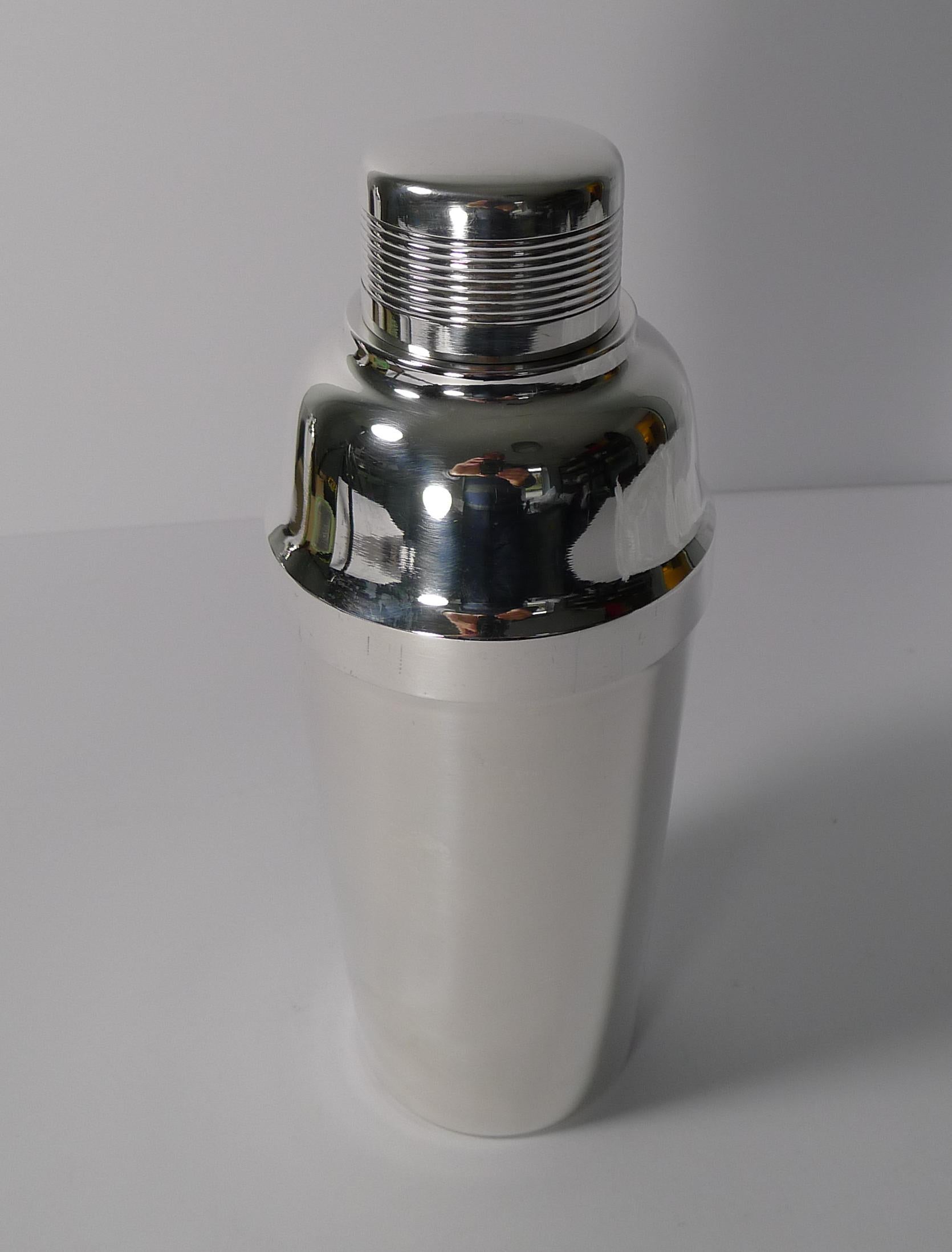 A top quality silver plated cocktail shaker by a top notch French silversmith, Orfèvrerie, Ercuis of Paris. Fully marked on the underside.

Art Deco in era dating to circa 1940. Just back from our silversmith's workshop having been professionally