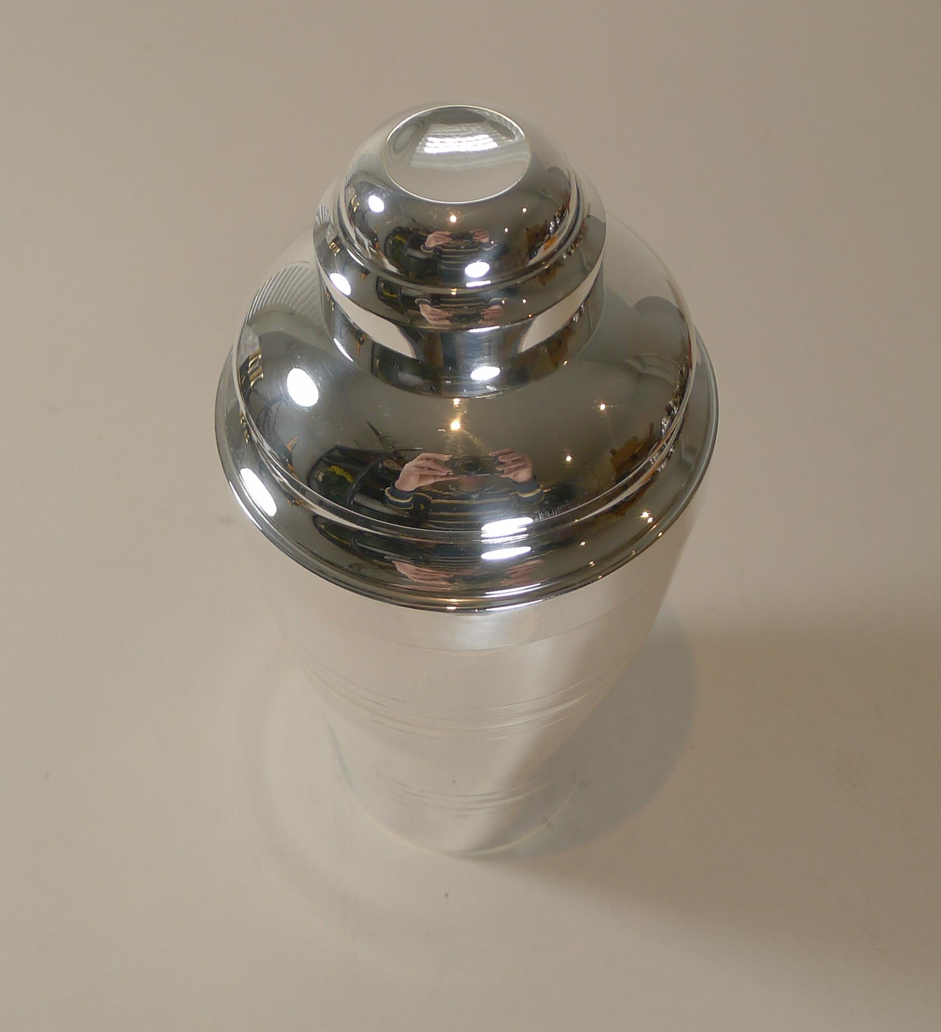 French Art Deco Cocktail Shaker with Lemon Reamer c.1930 by St. Medard, Paris In Good Condition For Sale In Bath, GB