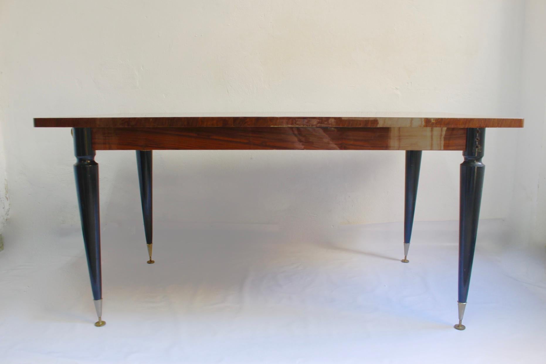 Impressive High Quality American Walnut Burl, Art Deco extensible dining table produced in France, circa 1940s.

Excellent condition with very light signs of wear due to age and use. The main table remains without visible scratches or damages. Also