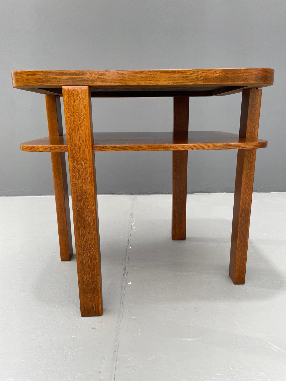 Table basse à deux niveaux en chêne massif Art déco français, vers les années 1930

Cette élégante table basse française Art déco, datant du début des années 1930, témoigne du raffinement de l'artisanat et de l'élégance fonctionnelle typiques de