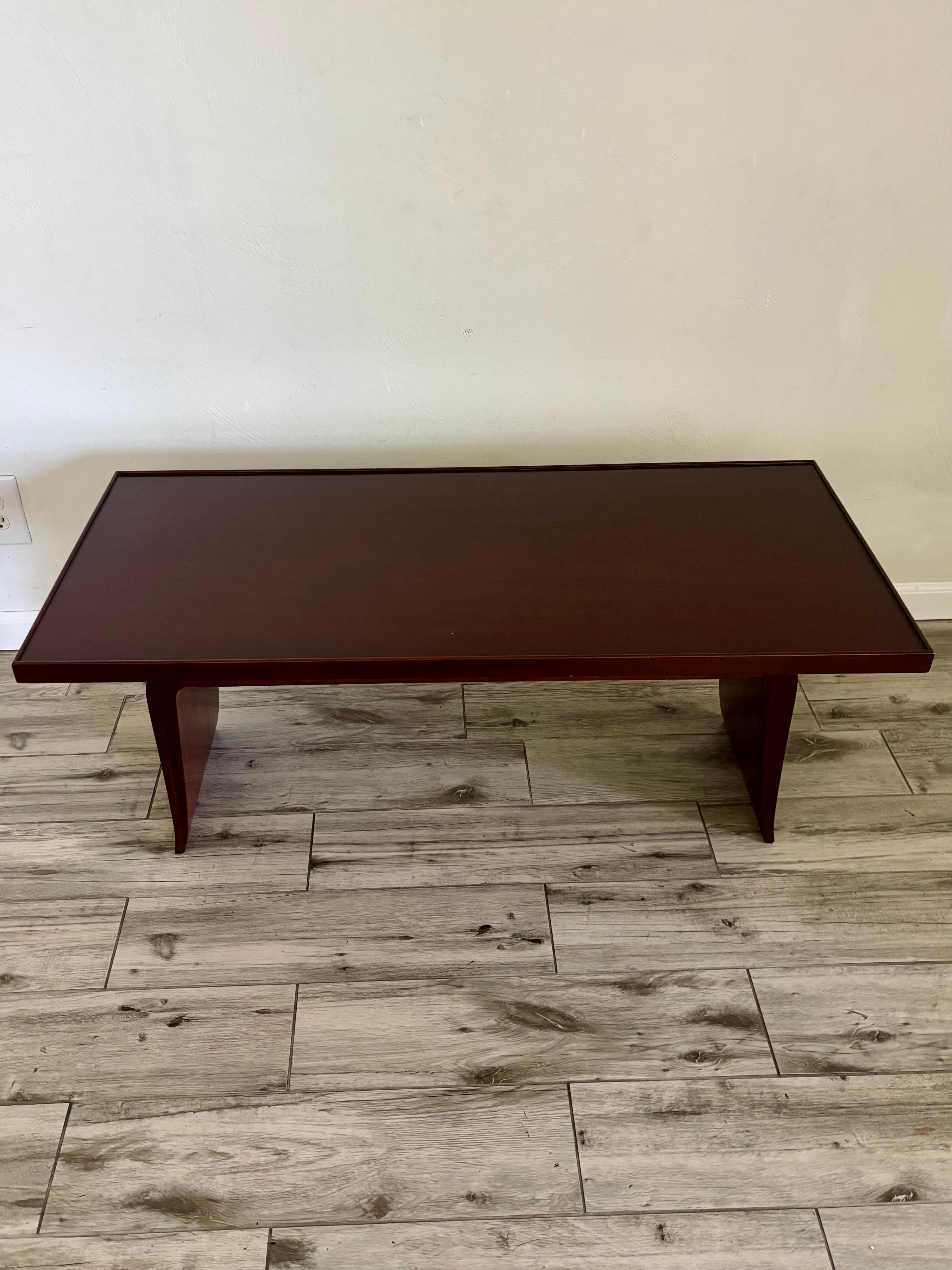 Eccezionale tavolino da caffè francese art déco degli anni '30 attribuito a Jean Pascaud. 

Bellissime curve e Silhouette. Eccezionale motivo a venature del legno. Robusto e in ottime condizioni. 

43,5