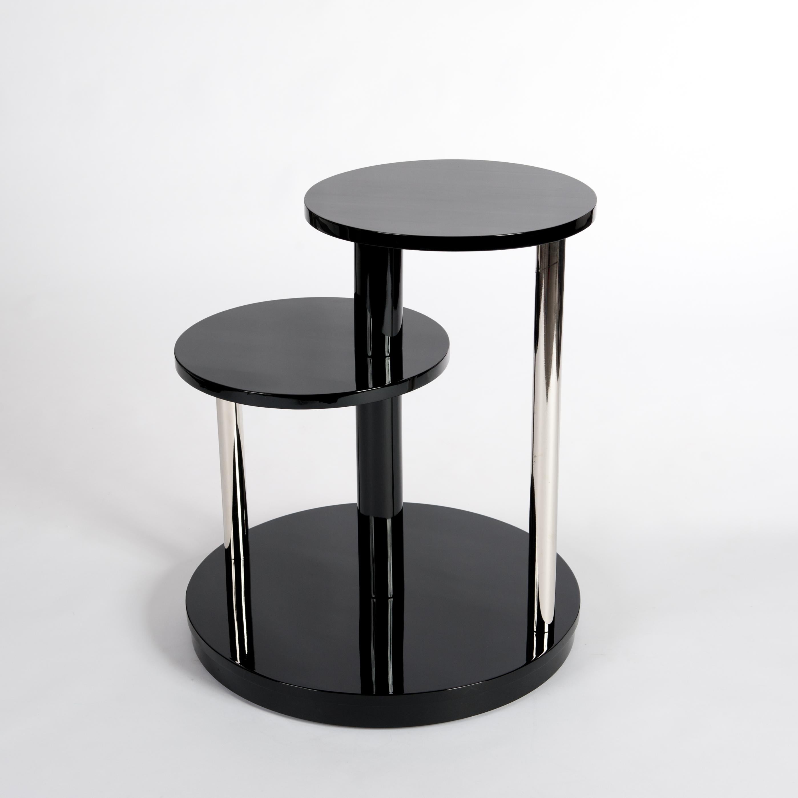 Tavolino o tavolino funzionale Art Déco a tre livelli, Francia, anni '30
Una gamba centrale in legno laccato e 2 tubi in metallo nichelato offrono la possibilità di sfalsare i ripiani.
Design leggero e indipendente.

I tubi di metallo sono