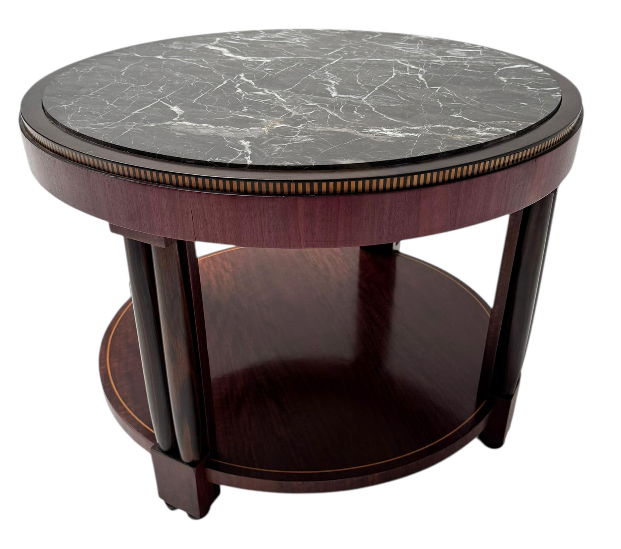 Magnificent and rare Art Deco coffee table or cocktail table.
Striking French design from the 1930s.
Solid purple heart wood or amaranth wood and original purple heart veneer or amaranth veneer base with original solid macassar ebony