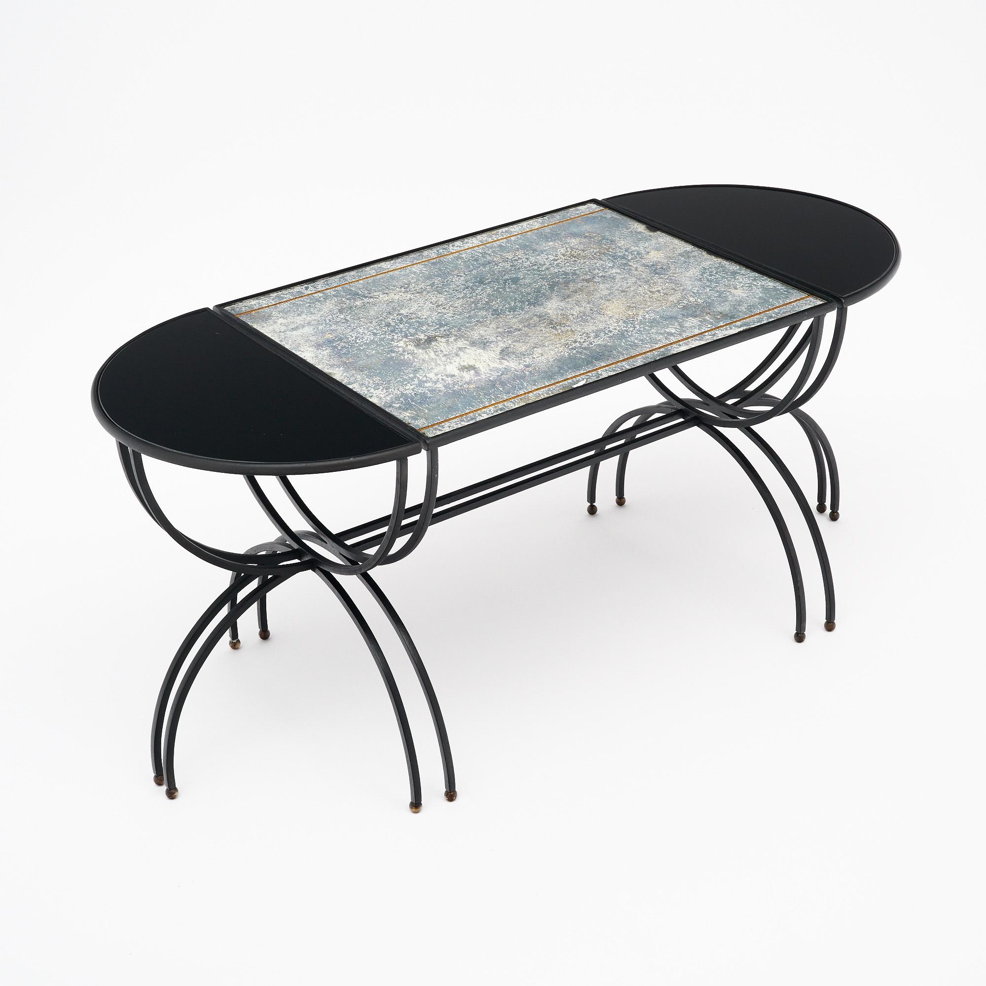 Table basse de la période Art Déco en France. Cet ensemble se compose d'une table centrale rectangulaire et de deux tables plus petites en forme de demi-lune. Les trois peuvent être utilisés séparément, ou placés ensemble pour faire office de table