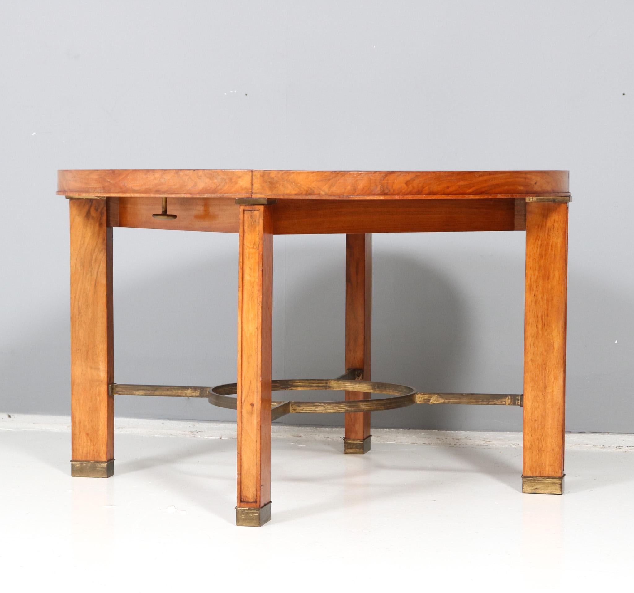 Magnifique et rare table basse Art Déco.
Un design français saisissant des années 1940.
Base en noyer massif avec supports d'origine en laiton patiné entre les quatre pieds.
Avec dessus en travertin d'origine.
Sous le plateau, vous trouverez un