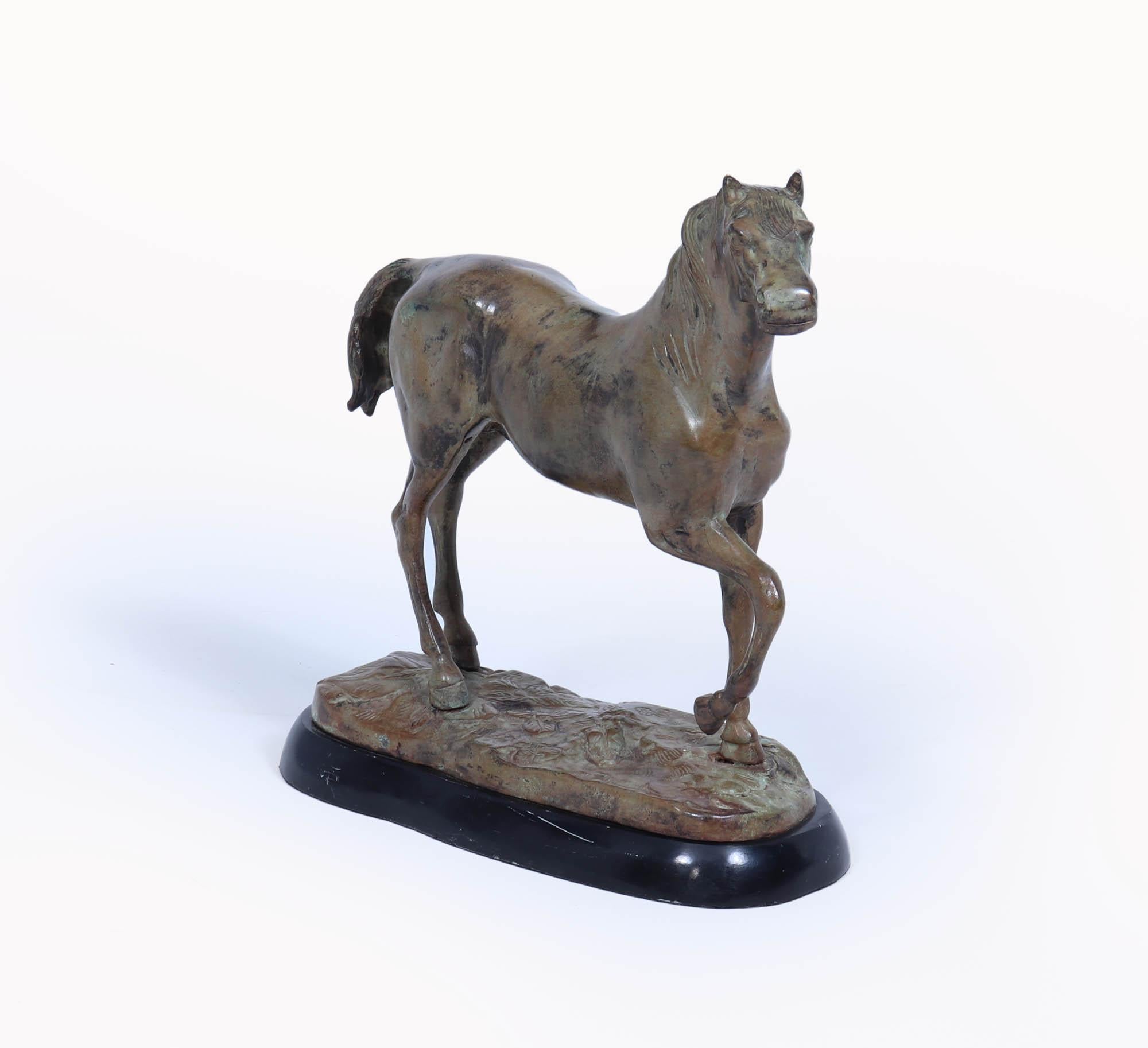 Scultura di cavallo in bronzo 
Una scultura di cavallo splendida e meticolosamente realizzata che cattura l'essenza della grazia e della bellezza equina. Questo bellissimo pezzo, fuso in bronzo e dipinto a freddo, mostra una rappresentazione