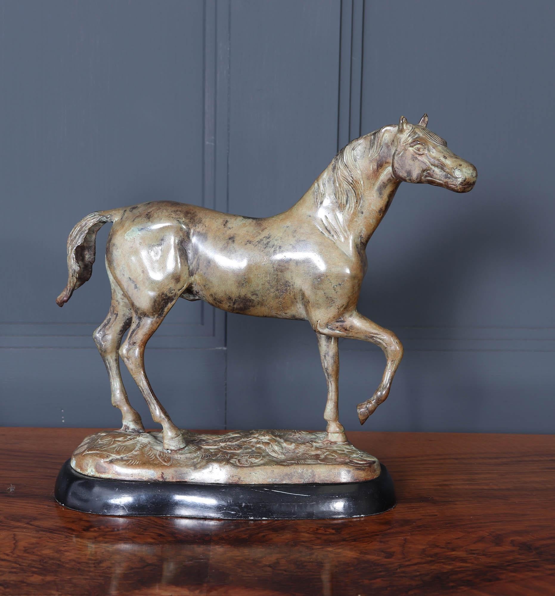Mid-Century moderno Bronzo dipinto a freddo di un cavallo in stile Art Deco francese in vendita