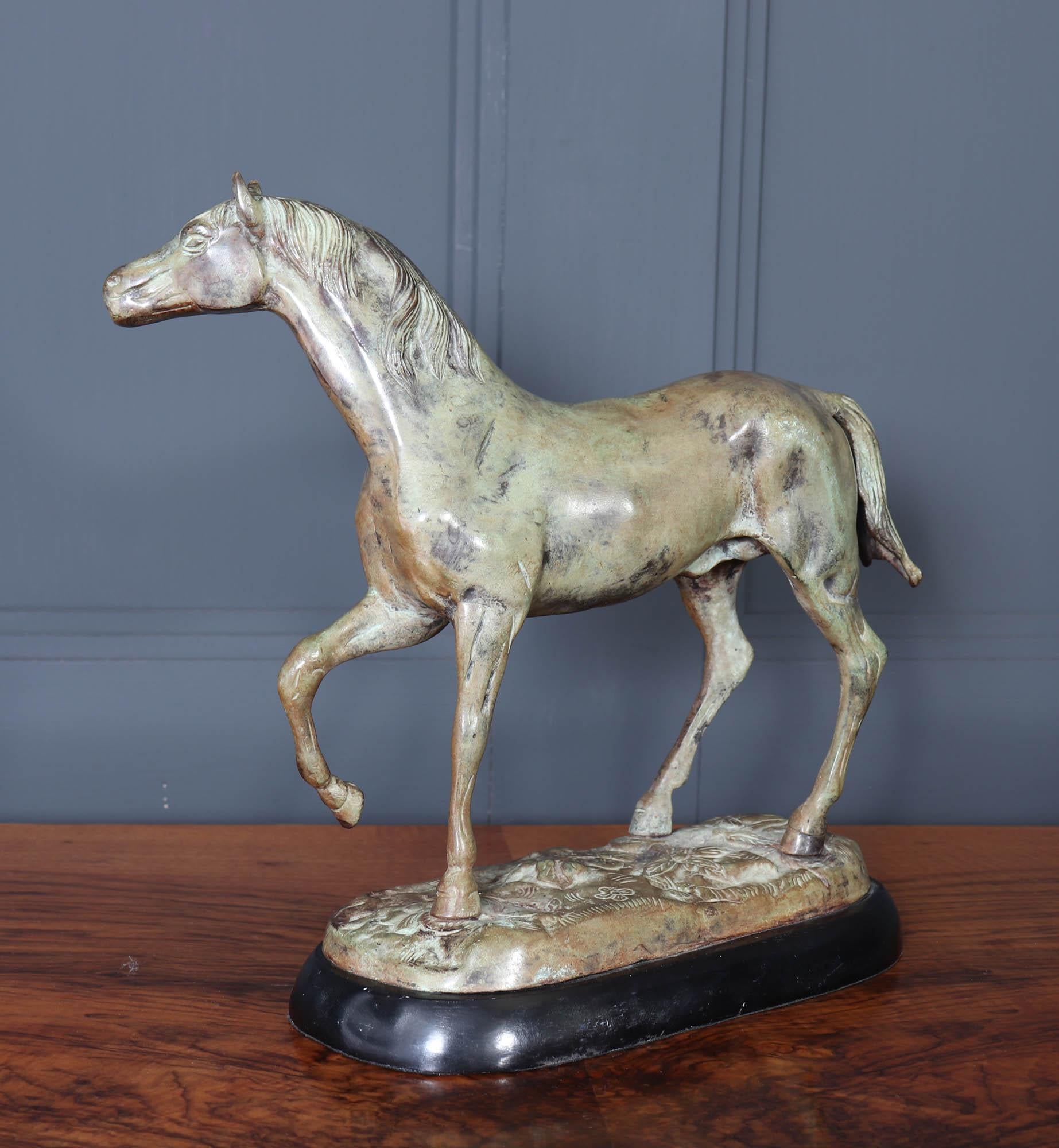 XX secolo Bronzo dipinto a freddo di un cavallo in stile Art Deco francese in vendita