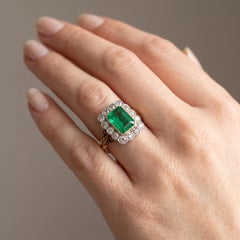 Anillo francés de estilo Art Déco con esmeraldas colombianas y diamantes en grupo, aprox. 2,00 ct