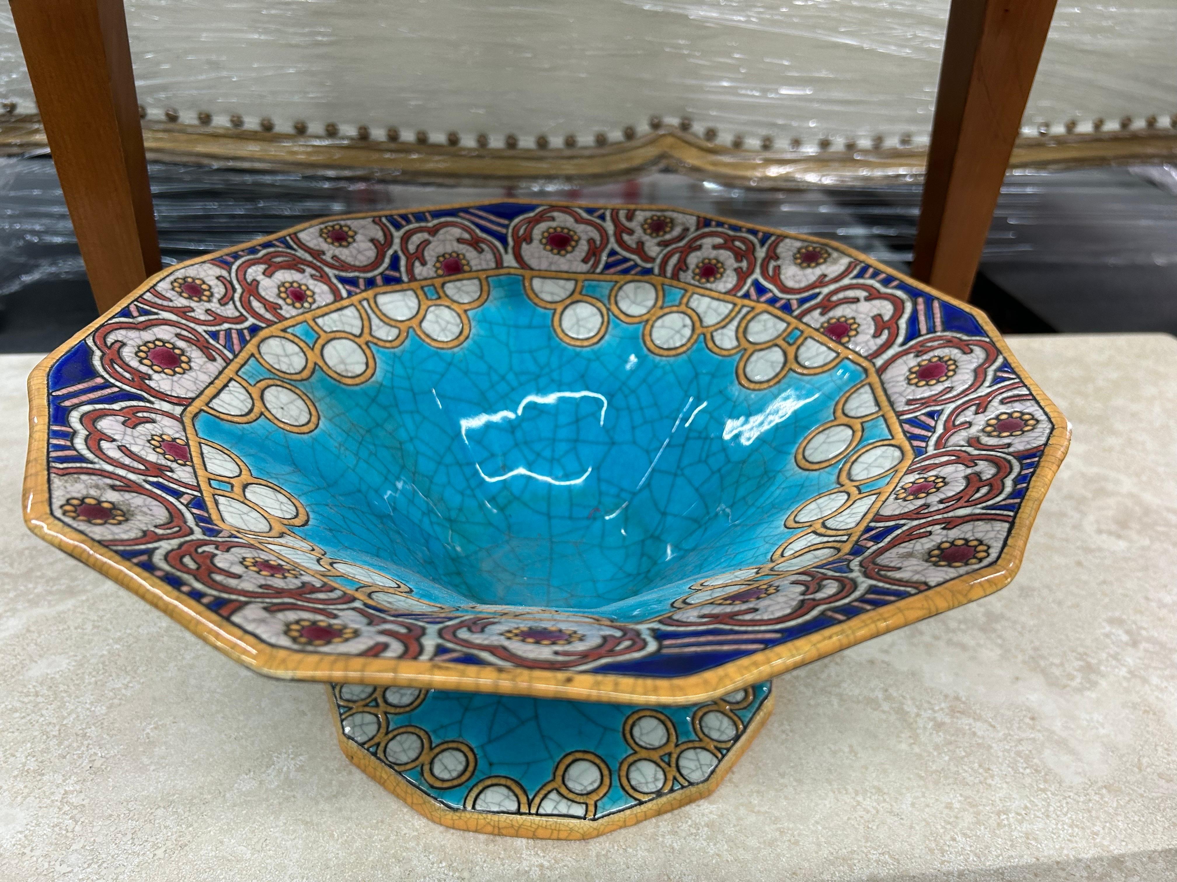 Compotier ou bol art déco français  Par Longwy.
Superbe bol à pied Art déco français par Émaux de Longwy avec un périmètre floral et une finition craquelée. Notre ravissante coupe décorative ou coupe à fruits Art déco française est un excellent