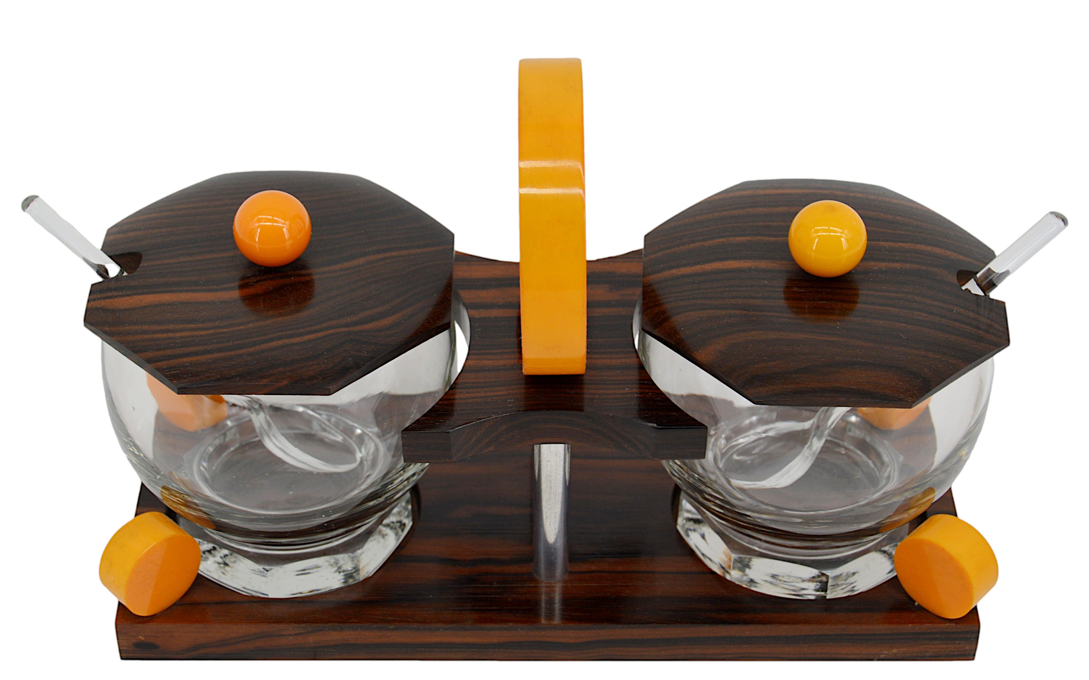 Confiturier Art déco pour confiture ou marmelade, France, vers 1920. Macassar, bakélite et verre. Cuillères en verre. Dimensions sans les cuillères : 6.3 in.H x 9.4in.W x3.7 in.D - 16 cmH x 24 cmW x 9.5 cmD.