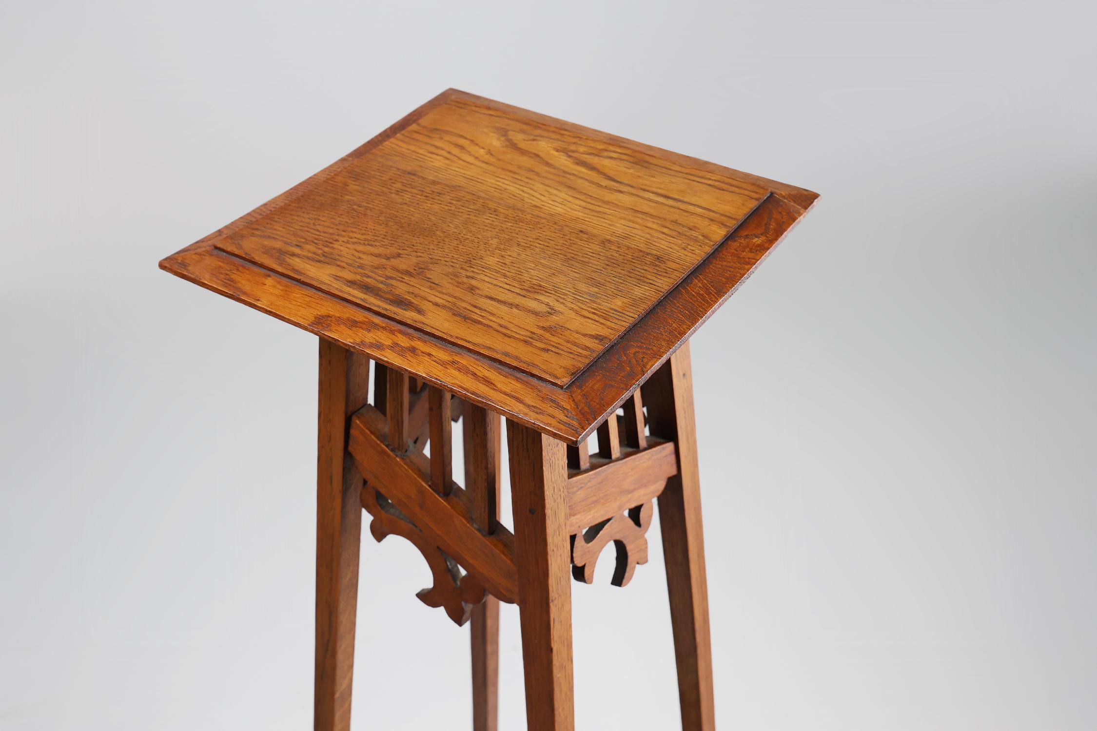 Console o pied de stalle Art Déco francese in legno di quercia, 1920 ca. In condizioni buone in vendita a Meulebeke, BE