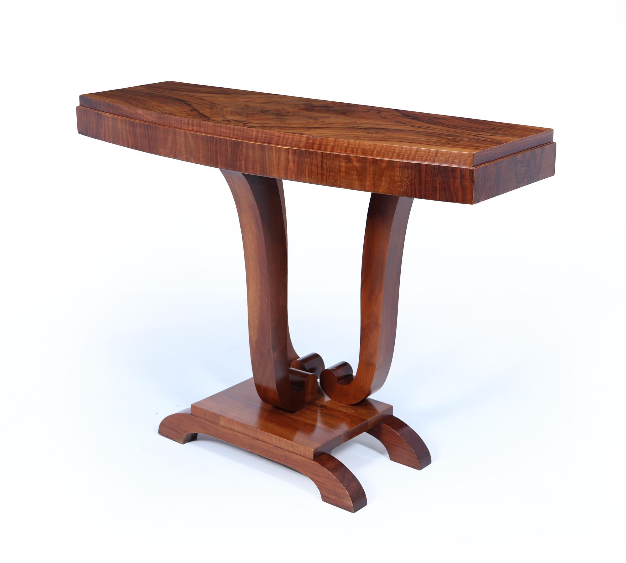 Tavolo consolle art déco francese
Questa squisita consolle francese in stile Art Déco mostra l'eleganza e la maestria tipiche dell'epoca. Costruito in noce, il tavolo presenta una superficie ben rifinita che mette in risalto le venature naturali del