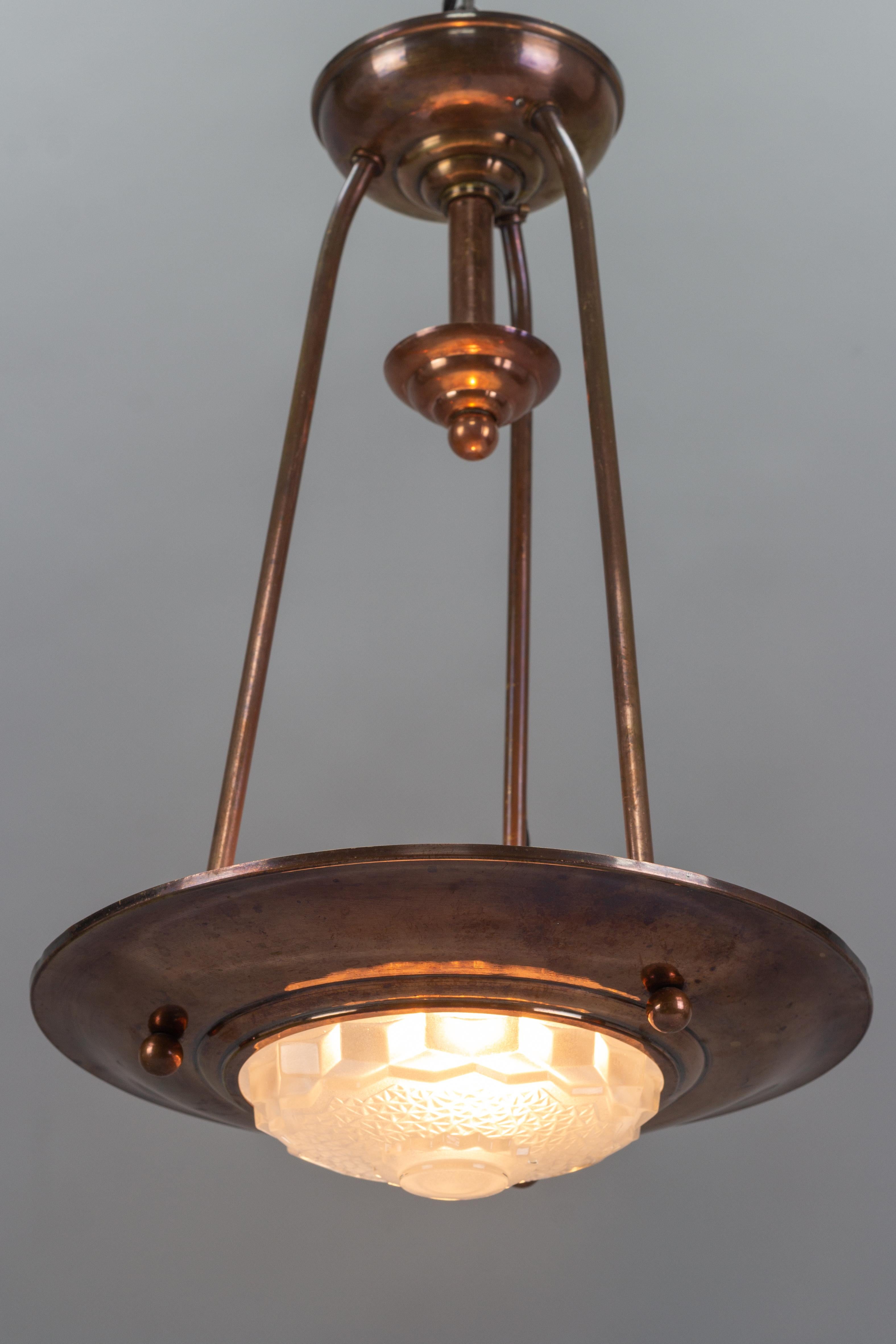 French Art Deco Copper and Frosted Glass Ezan Style Pendant Chandelier In Good Condition In Barntrup, DE