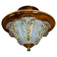 Plafonnier Art déco français à trois lumières, en cuivre et verre dépoli, années 1930