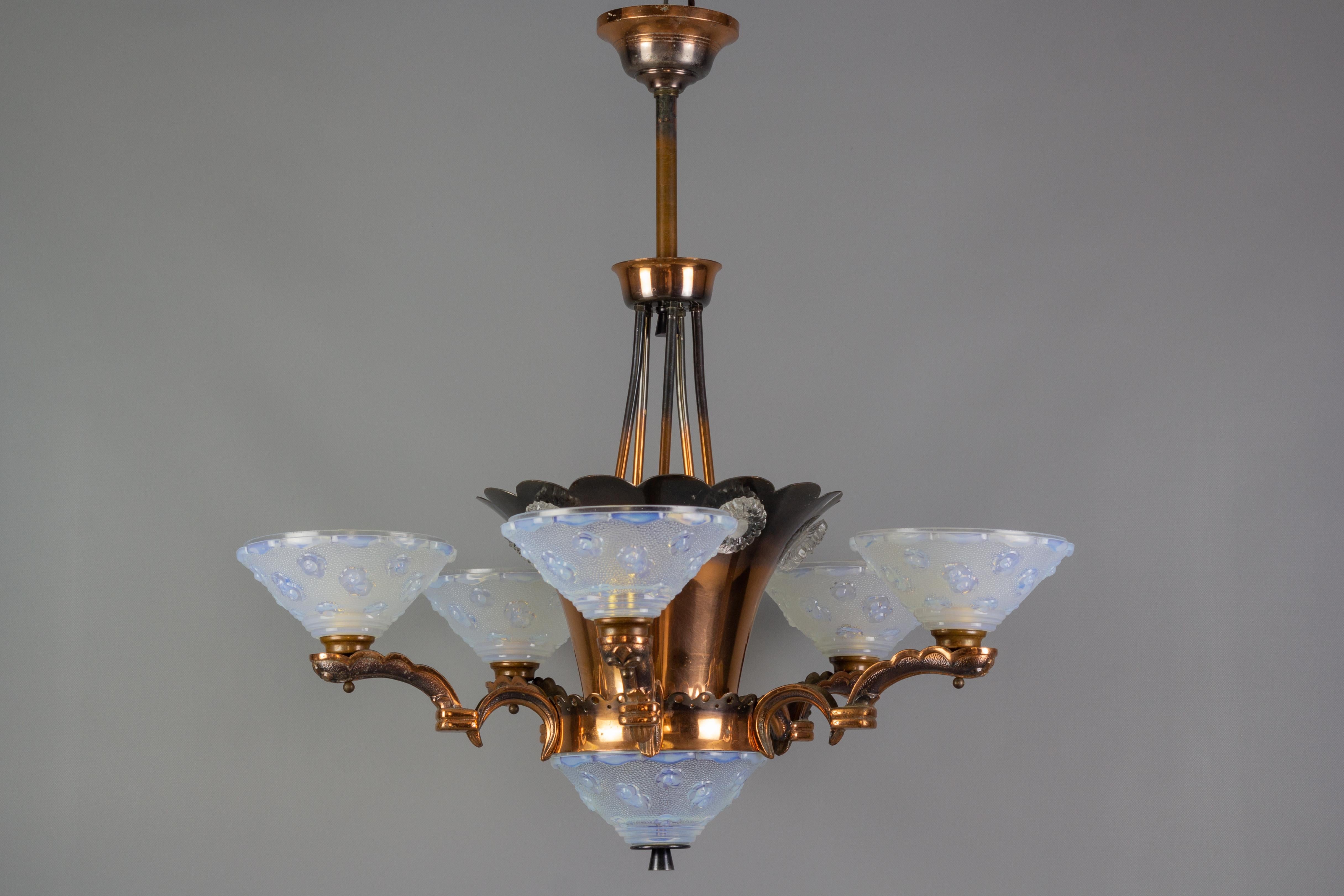 French Art Deco Copper and Opalescent Glass Floral Chandelier by Ezan, 1930s In Good Condition In Barntrup, DE