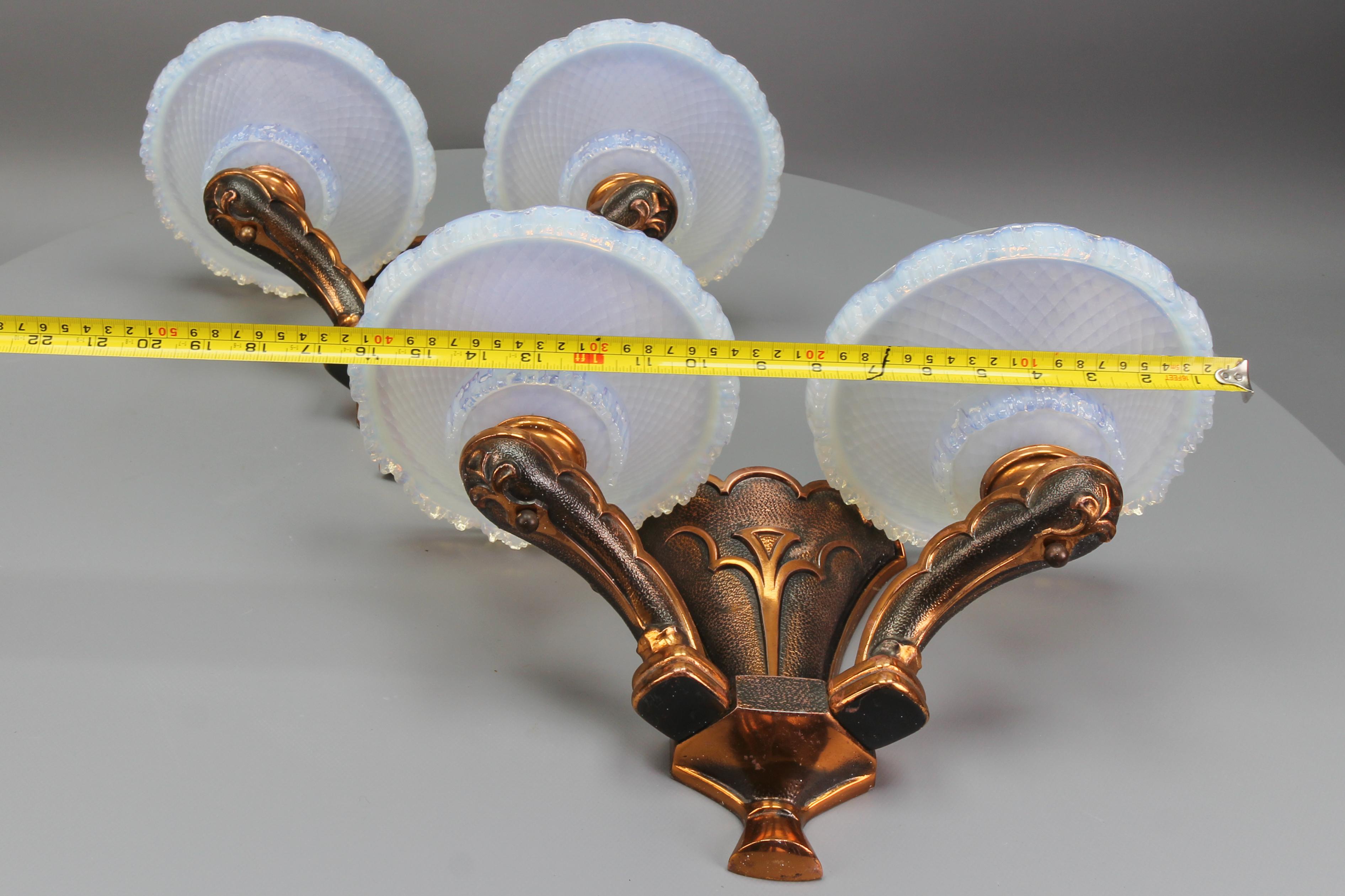 Appliques Art Déco françaises en cuivre et verre opalescent par Ezan, ensemble de deux en vente 7
