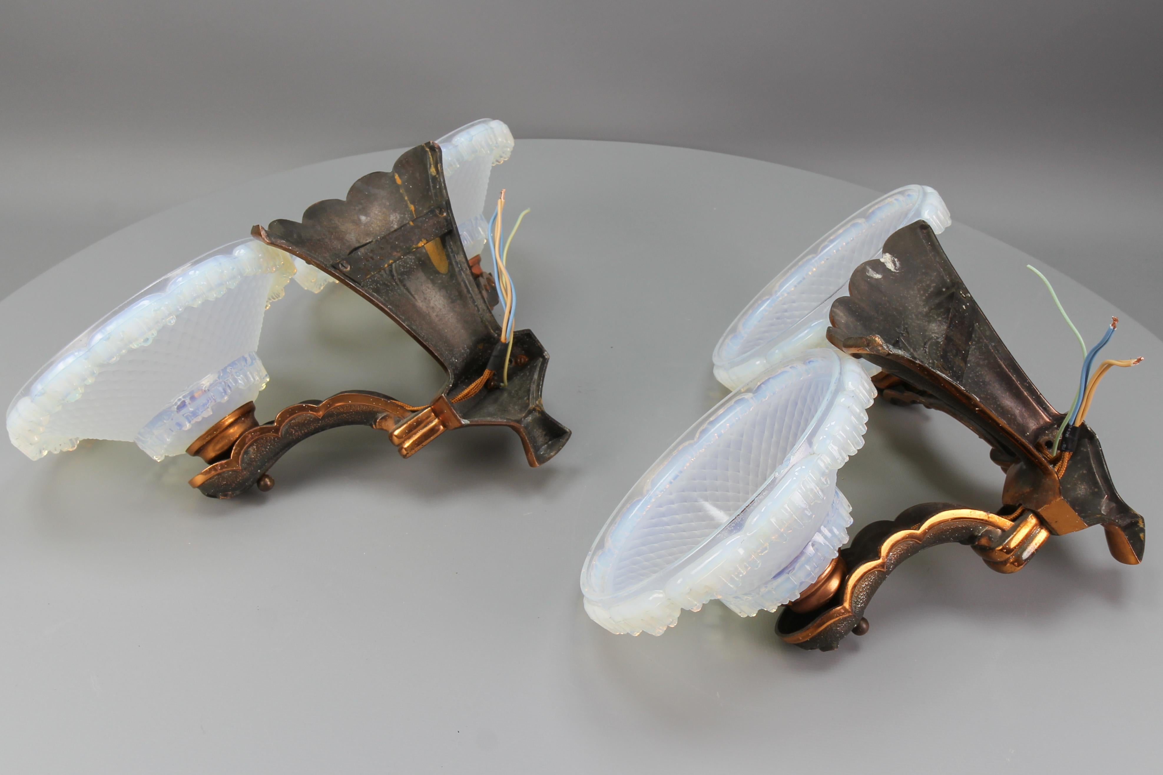 Appliques Art Déco françaises en cuivre et verre opalescent par Ezan, ensemble de deux en vente 12