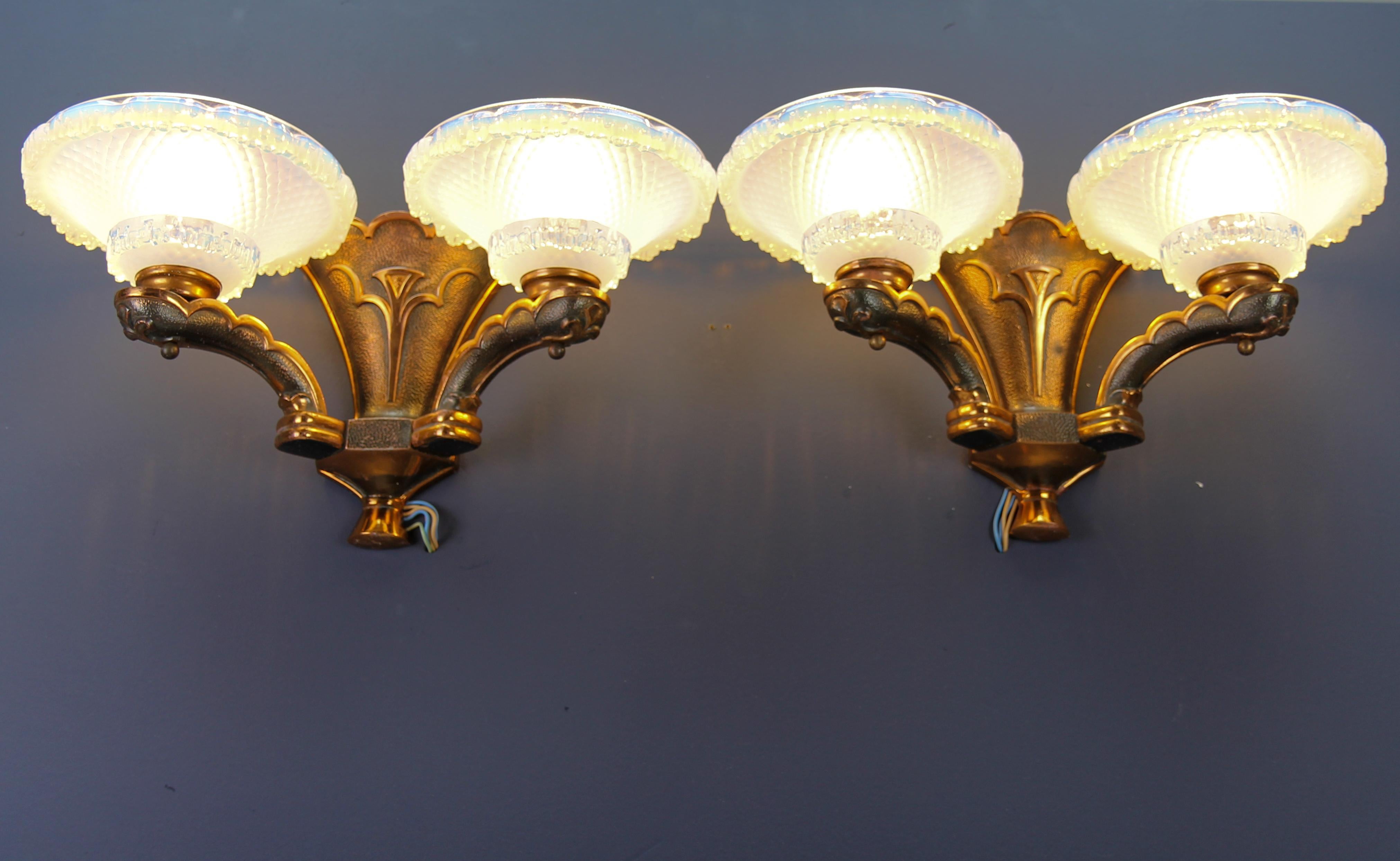 Mid-20th Century French Art Deco Copper and Opalescent Glass Sconces by Ezan, Set of Two For Sale