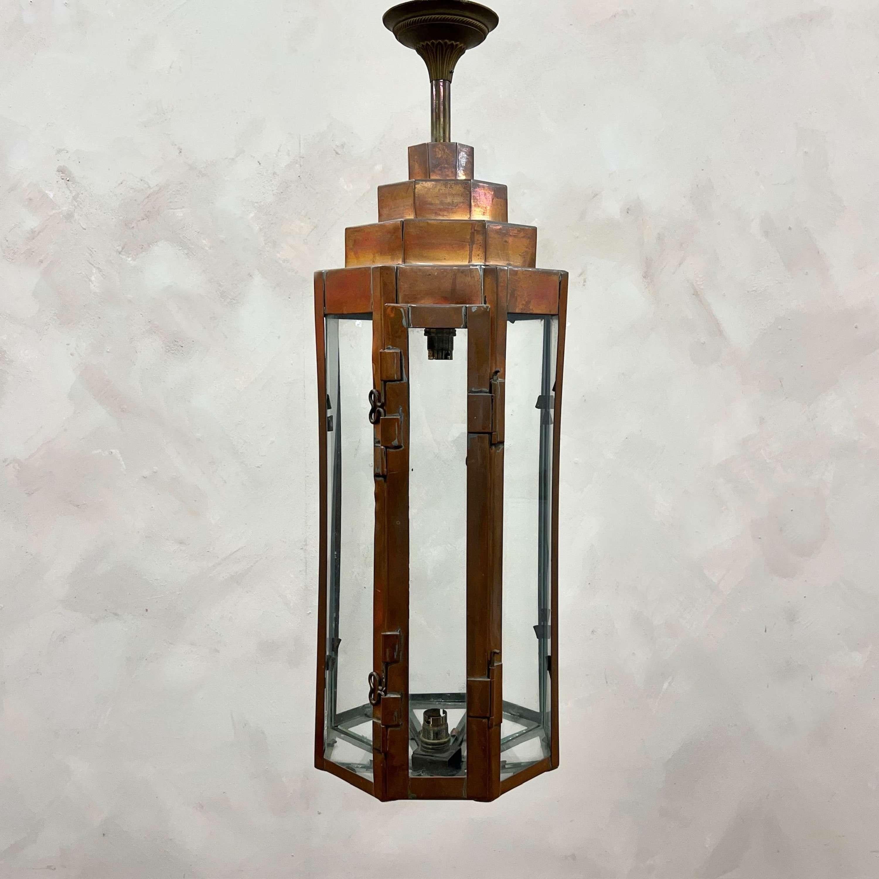Originale, Lanterna in rame Art Deco.
Sottile, di forma ottagonale, con piano a gradini.
Galleria e palo in bronzo.

Francia, circa 1920.
Molti di questi sono stati  utilizzato nei cinema francesi 

Per favore, scrivete un messaggio se avete bisogno