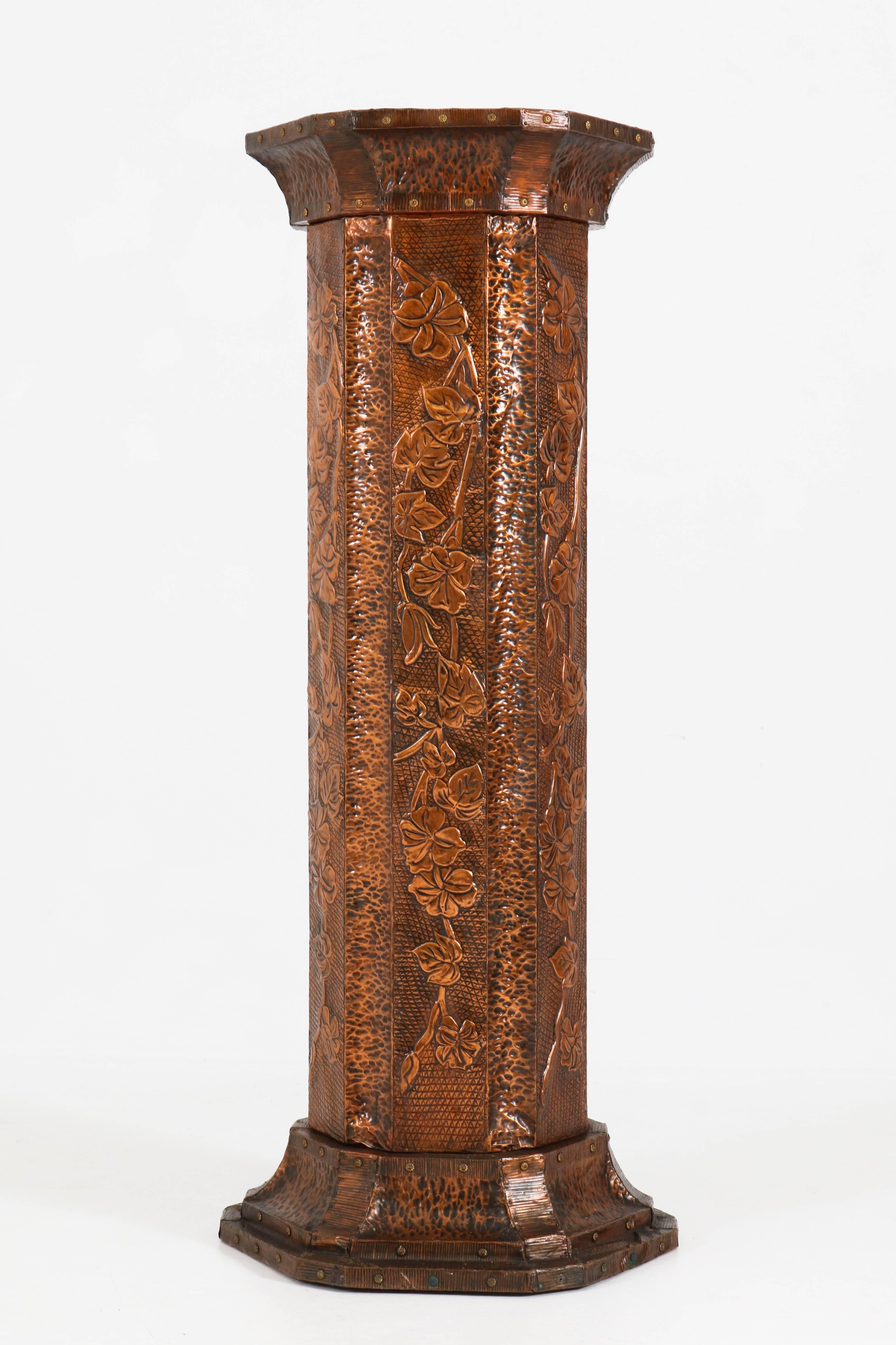 Striking French Art Deco pedestal, 1930s.
Wooden base with hammered copper flowers.
In good original condition with minor wear consistent with age and use,
preserving a beautiful patina.