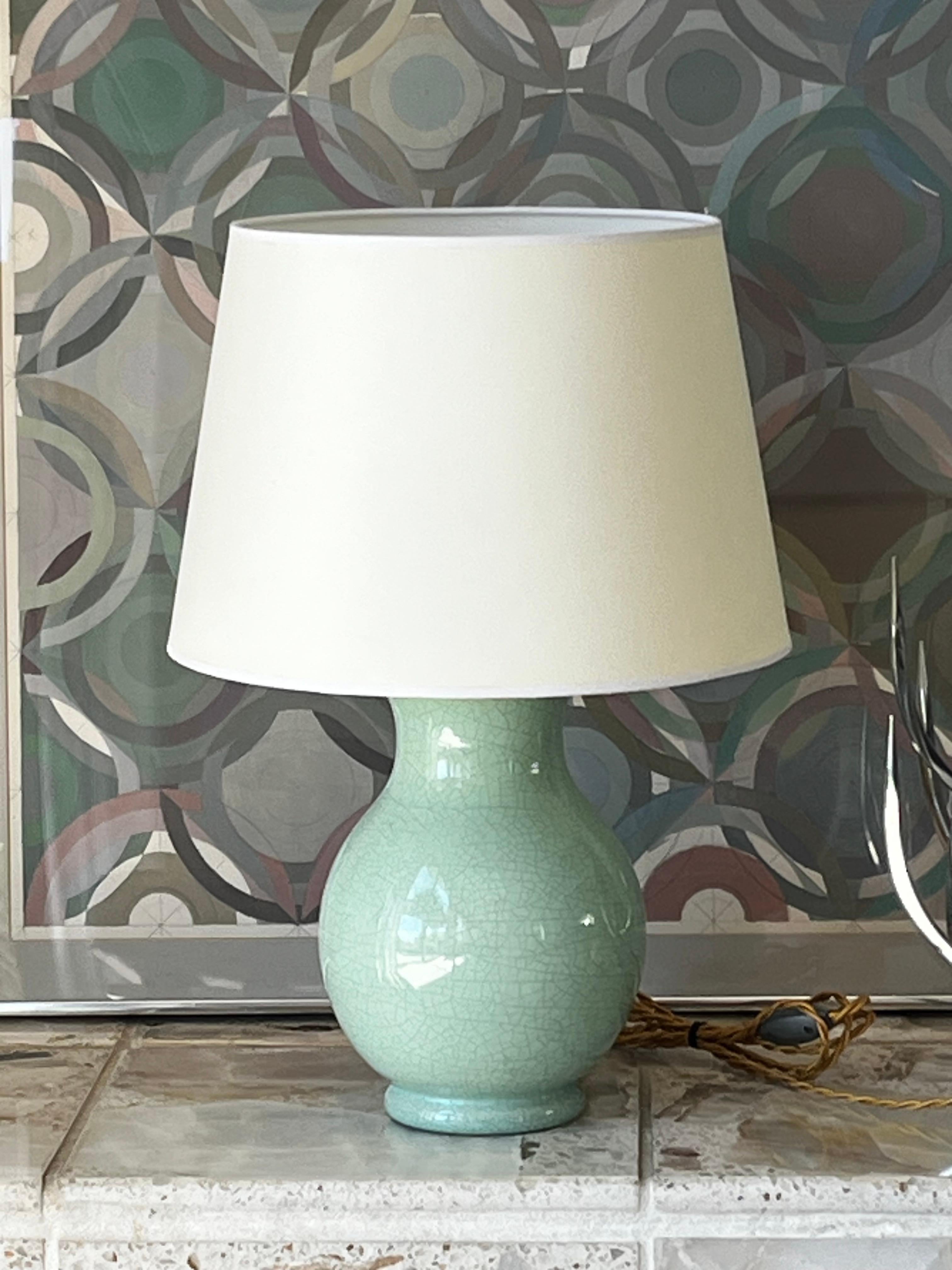Lampada francese Art Deco in ceramica screpolata con paralume in carta pergamena personalizzato.

Stampigliato sul fondo.