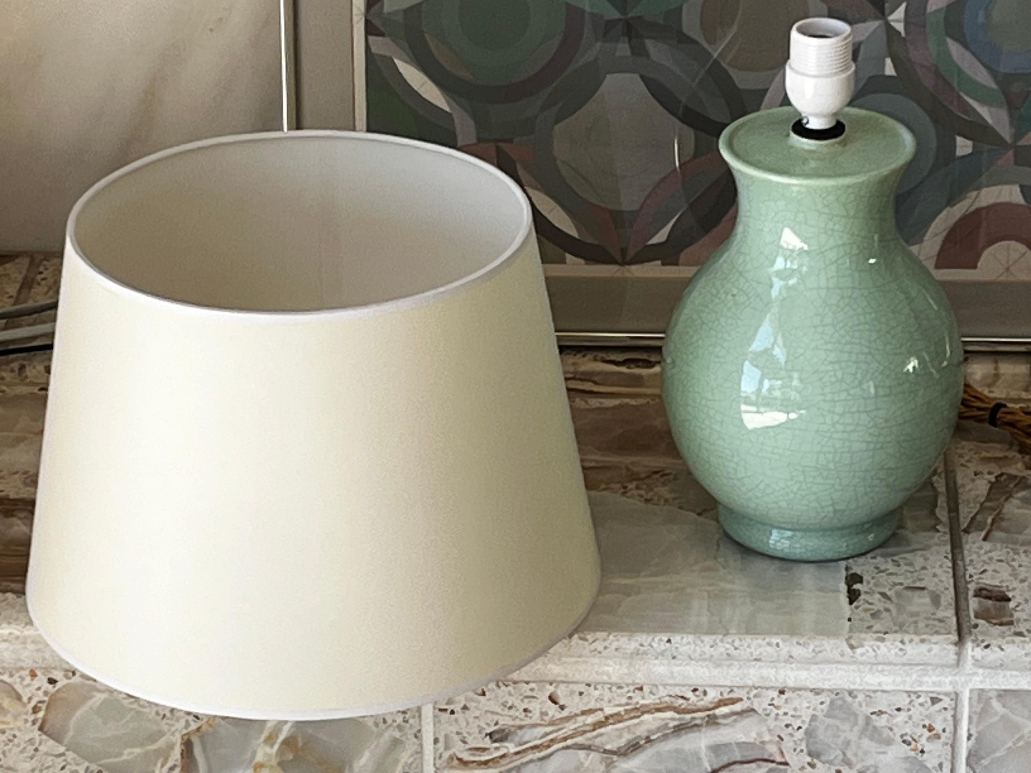 Ceramica Lampada francese Art Deco in ceramica screpolata con paralume in carta pergamena personalizzato in vendita