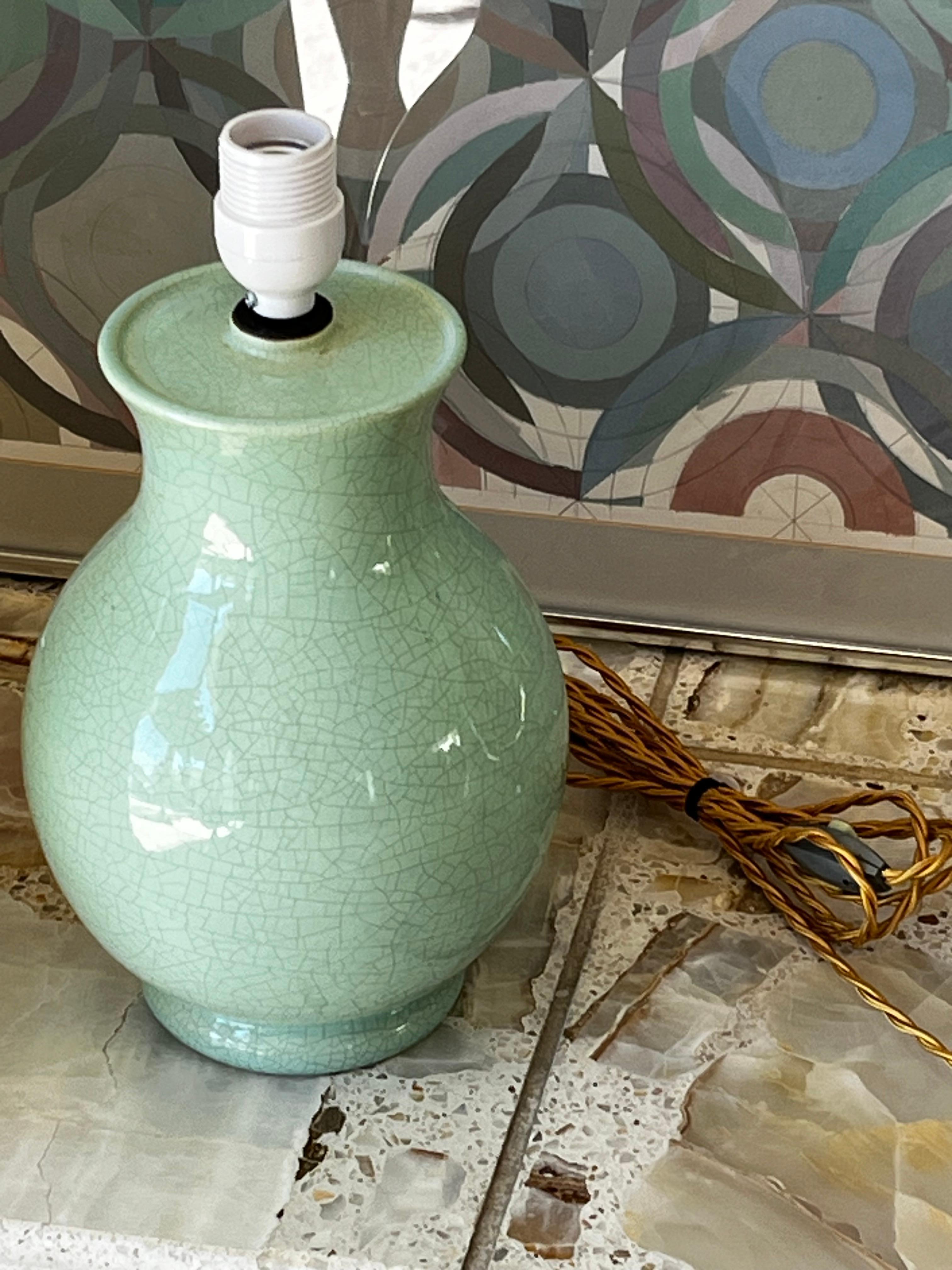 Lampada francese Art Deco in ceramica screpolata con paralume in carta pergamena personalizzato in vendita 1