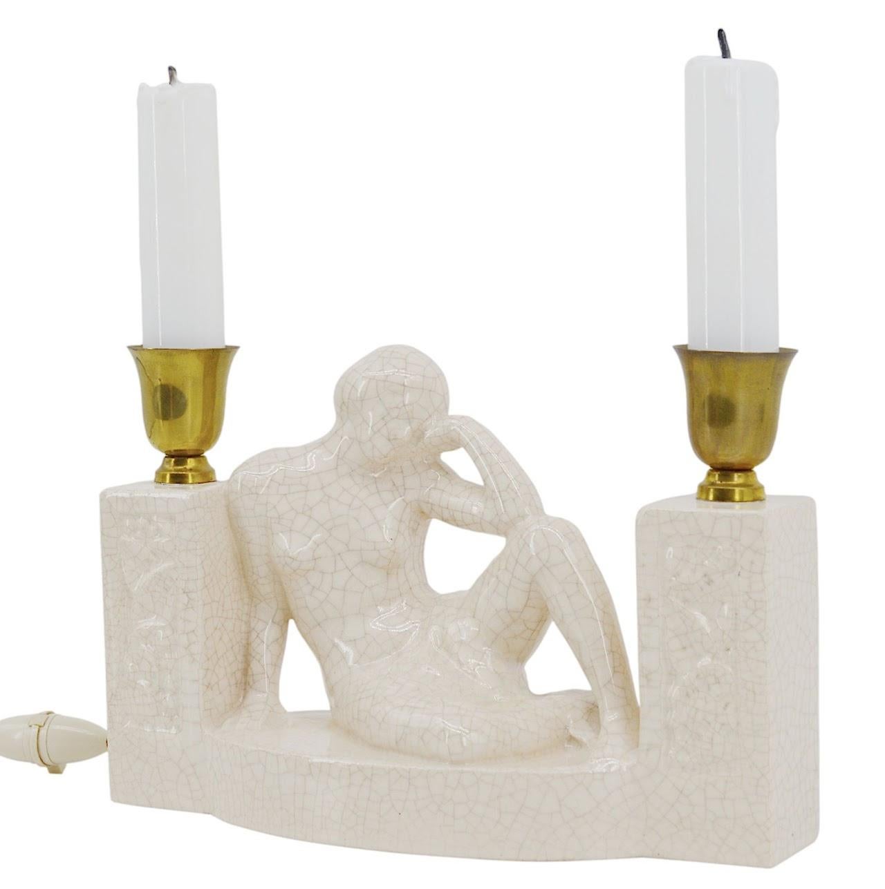 Lampe-sculpture Art déco française par Charles HARVA, France, années 1920. Céramique craquelée, laiton et verre. Déméter / Cérès se reposant après le travail. Fleurs, fruits et motifs de maïs sur l'avant et l'arrière des deux pilastres. Douilles