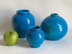 Ensemble de trois vases en céramique à glaçure craquelée de style Art déco français, signés Edmond Lachenal