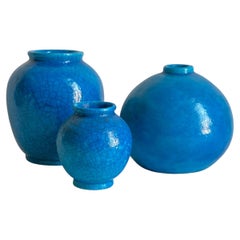 Ensemble de trois vases en céramique à glaçure craquelée de style Art déco français, signés Edmond Lachenal