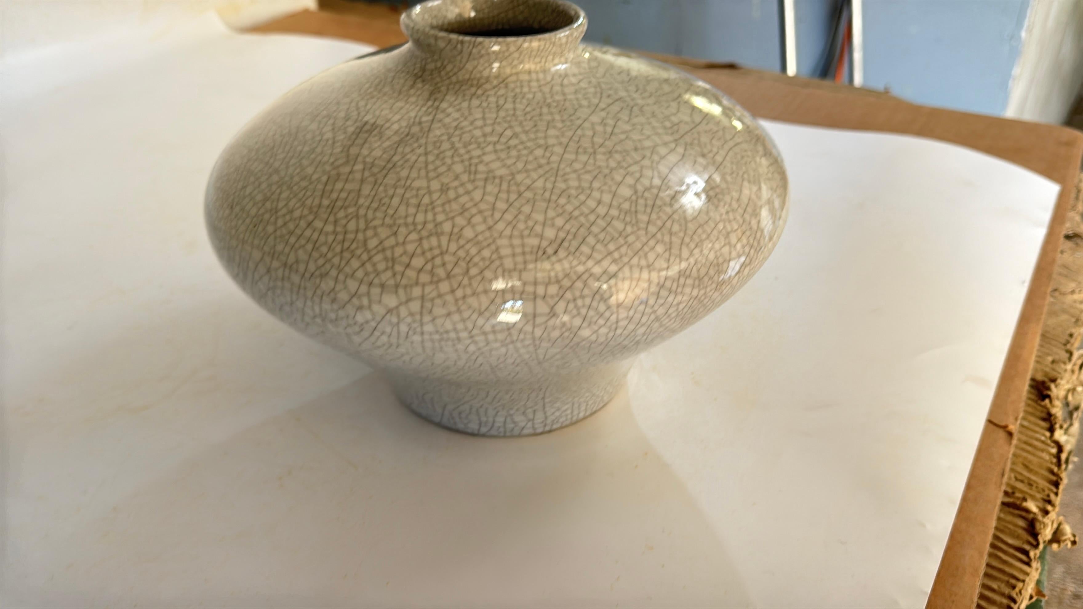 Francese Vaso in ceramica crepata Art Deco francese, bianco con delicate screpolature, XX secolo in vendita