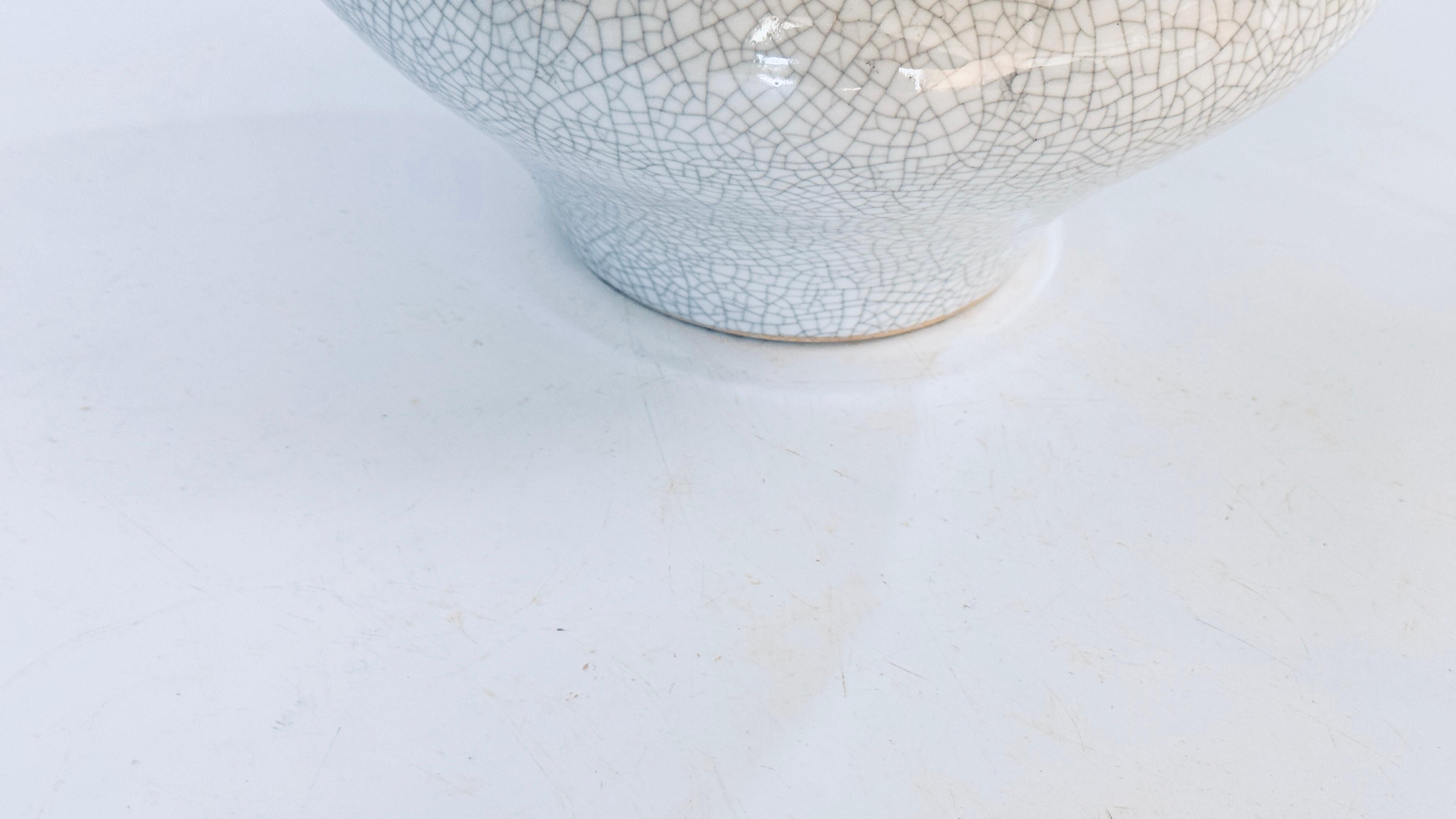 Smaltato Vaso in ceramica crepata Art Deco francese, bianco con delicate screpolature, XX secolo in vendita