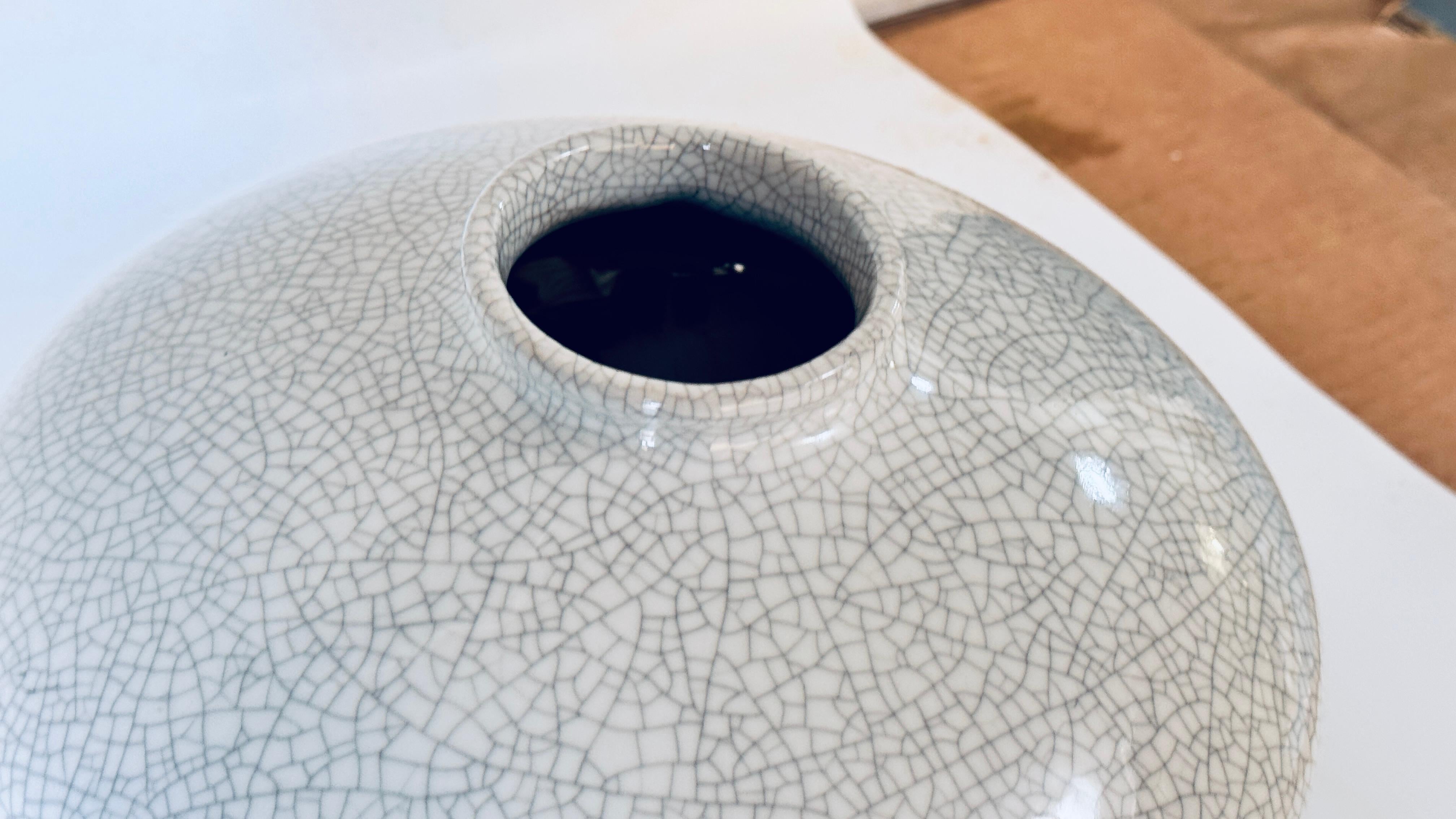 Vaso in ceramica crepata Art Deco francese, bianco con delicate screpolature, XX secolo In condizioni buone in vendita a Auribeau sur Siagne, FR